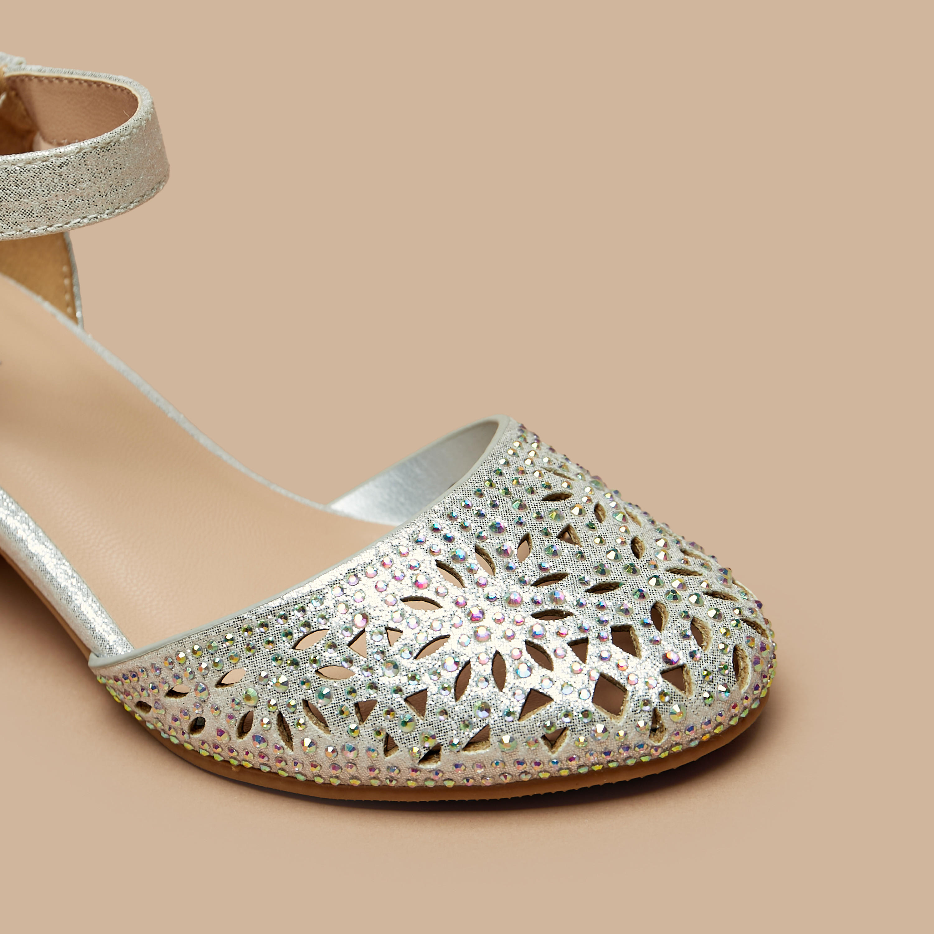حذاء باليرينا بكعب سميك وتفاصيل مفرغة للبنات من سيليست-girls-shoes-sandals-image-5