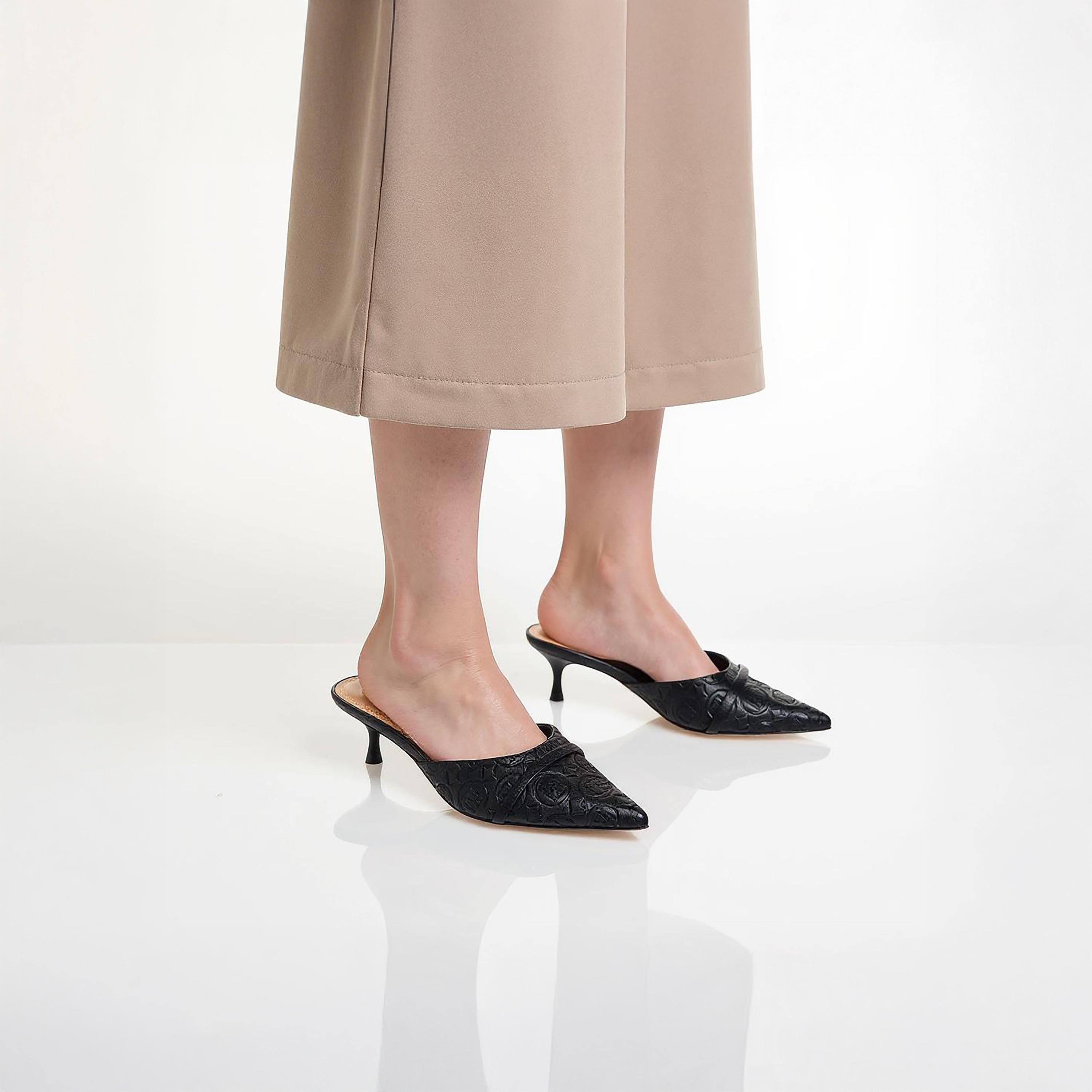 حذاء ميول سهل الارتداء بنقوش مونوجرام وكعب صغير للنساء من إيل-women-shoes-sandals-heeled-image-2