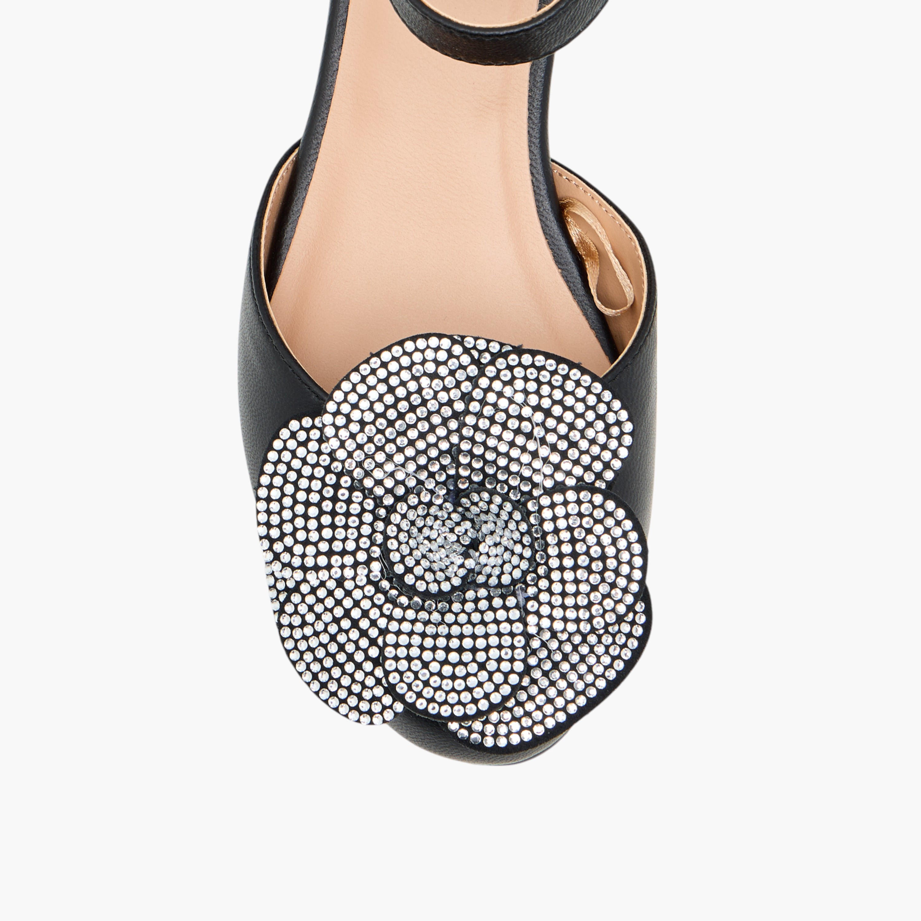 صندل بكعب سميك وشريط إغلاق لاصق وتزيينات زهرية للبنات من بابلوسكي-girls-shoes-sandals-image-4