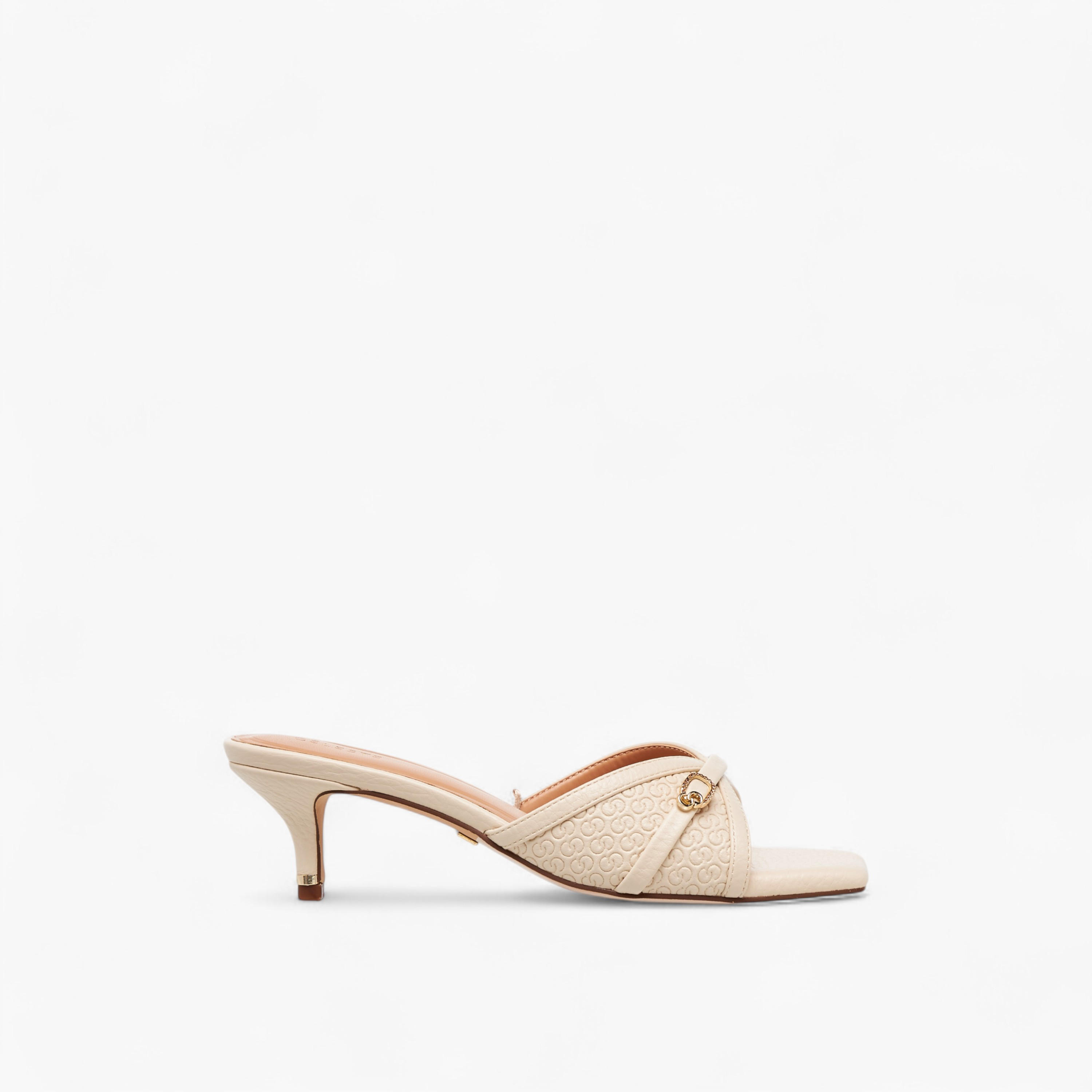 صندل بنقوش مونوجرام سهل الارتداء بكعب صغير للنساء من سيليست-women-shoes-sandals-heeled-image-3