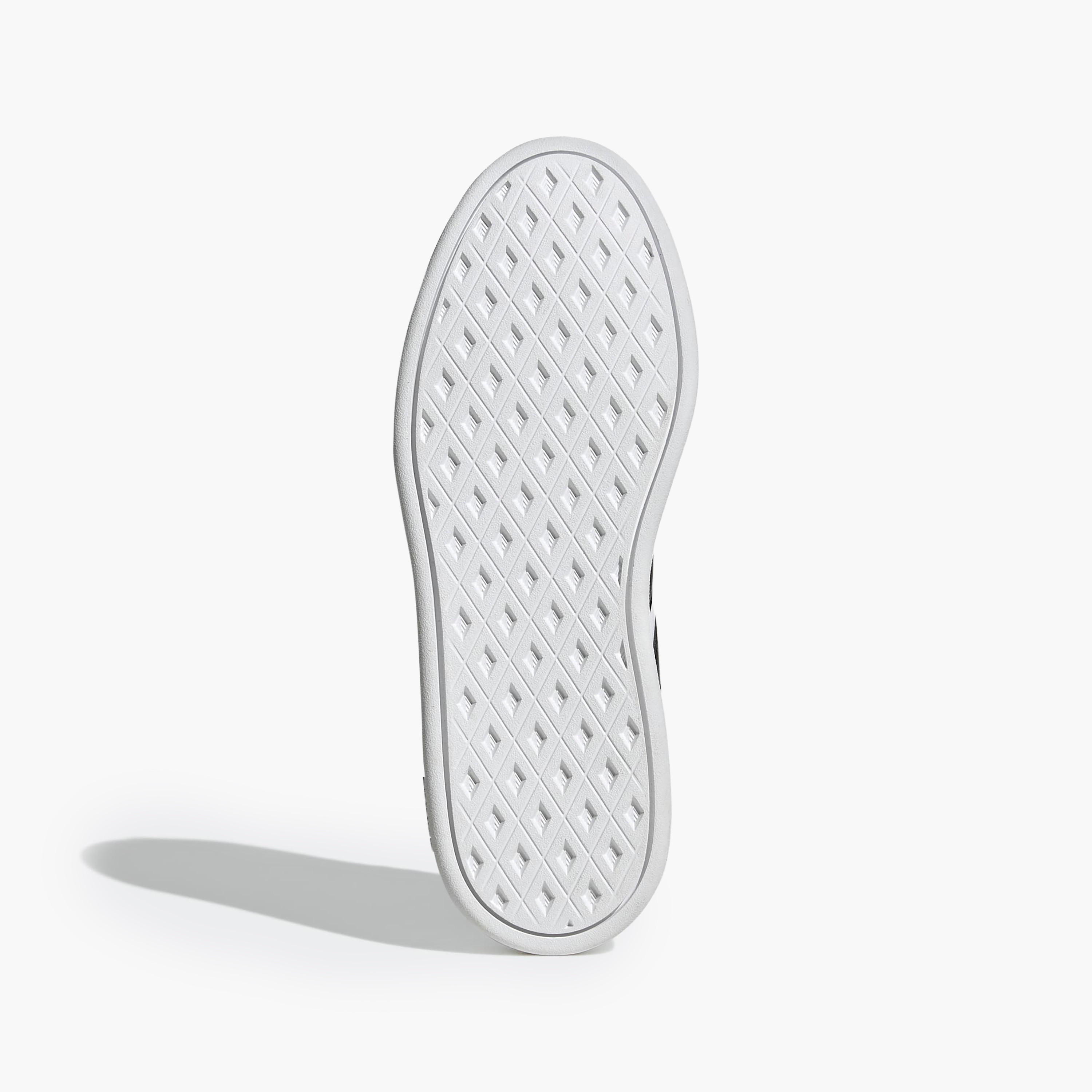 حذاء سنيكرز بريك نت سليك جيه بطول الكاحل وتصميم مثقّب ورباط للأولاد من أديداس-boys-shoes-sneakers-image-3