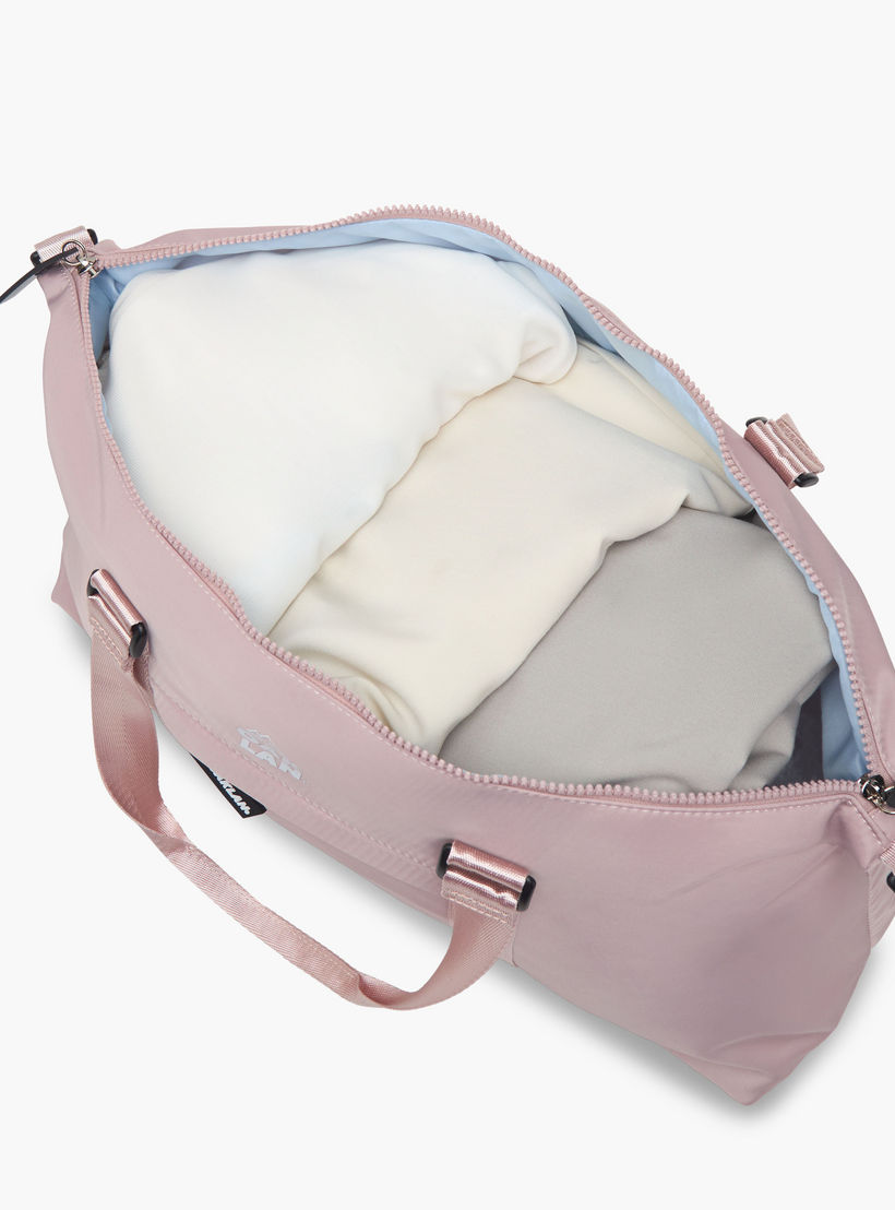 شنطة دافل بمقابض مزدوجة وسحاب إغلاق وطبعات شعار من أوكلان من شو إكسبريس-women-bagsandwallets-handbags-image-9