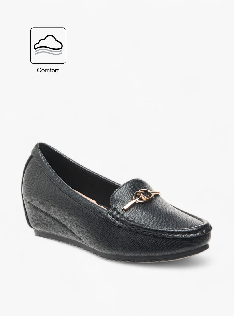 حذاء سهل الارتداء مريح بزينة معدنية وكعب ويدج من لو كونفورت-women-shoes-loafersandmoccasins-image-2
