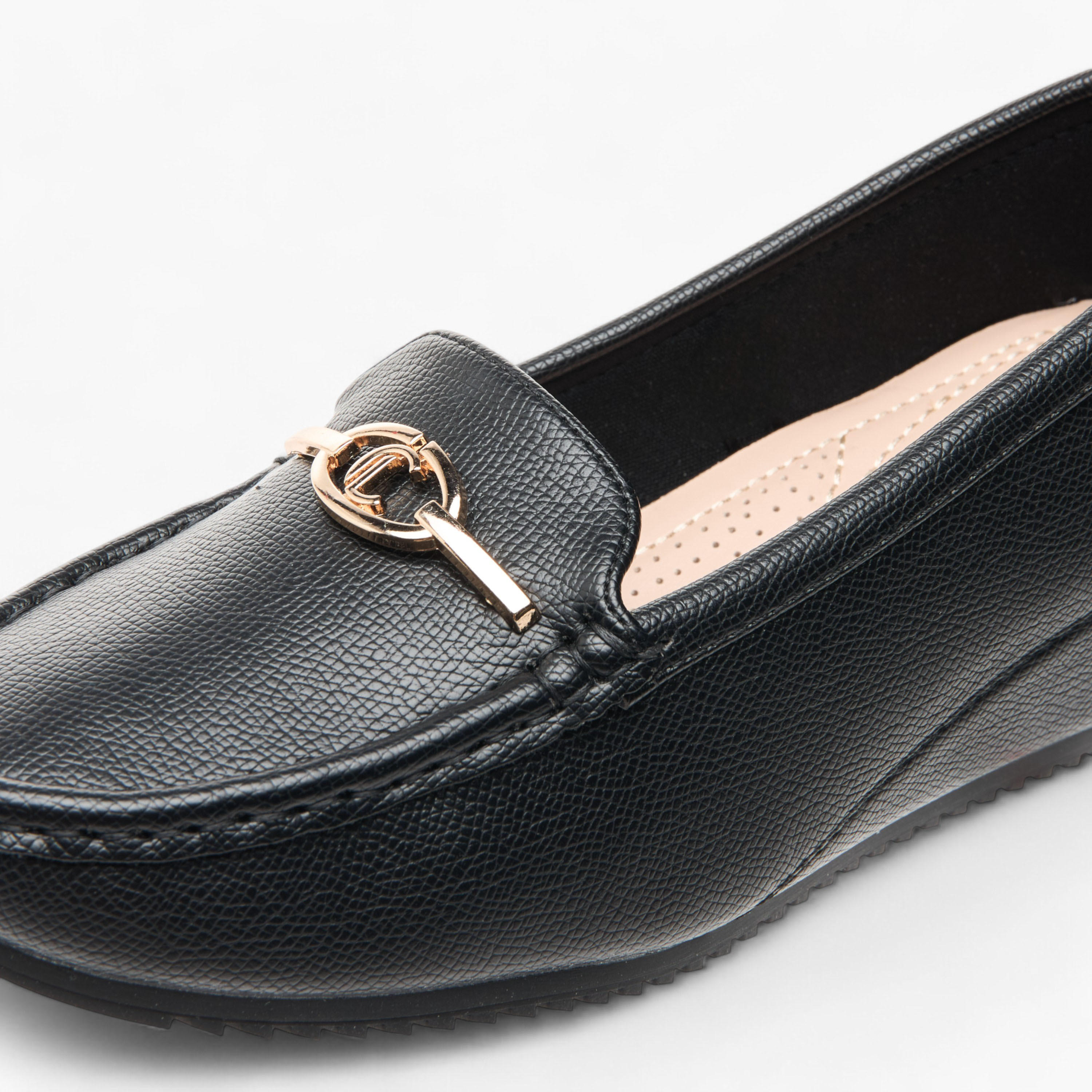 حذاء سهل الارتداء مريح بزينة معدنية وكعب ويدج من لو كونفورت-women-shoes-loafersandmoccasins-image-4
