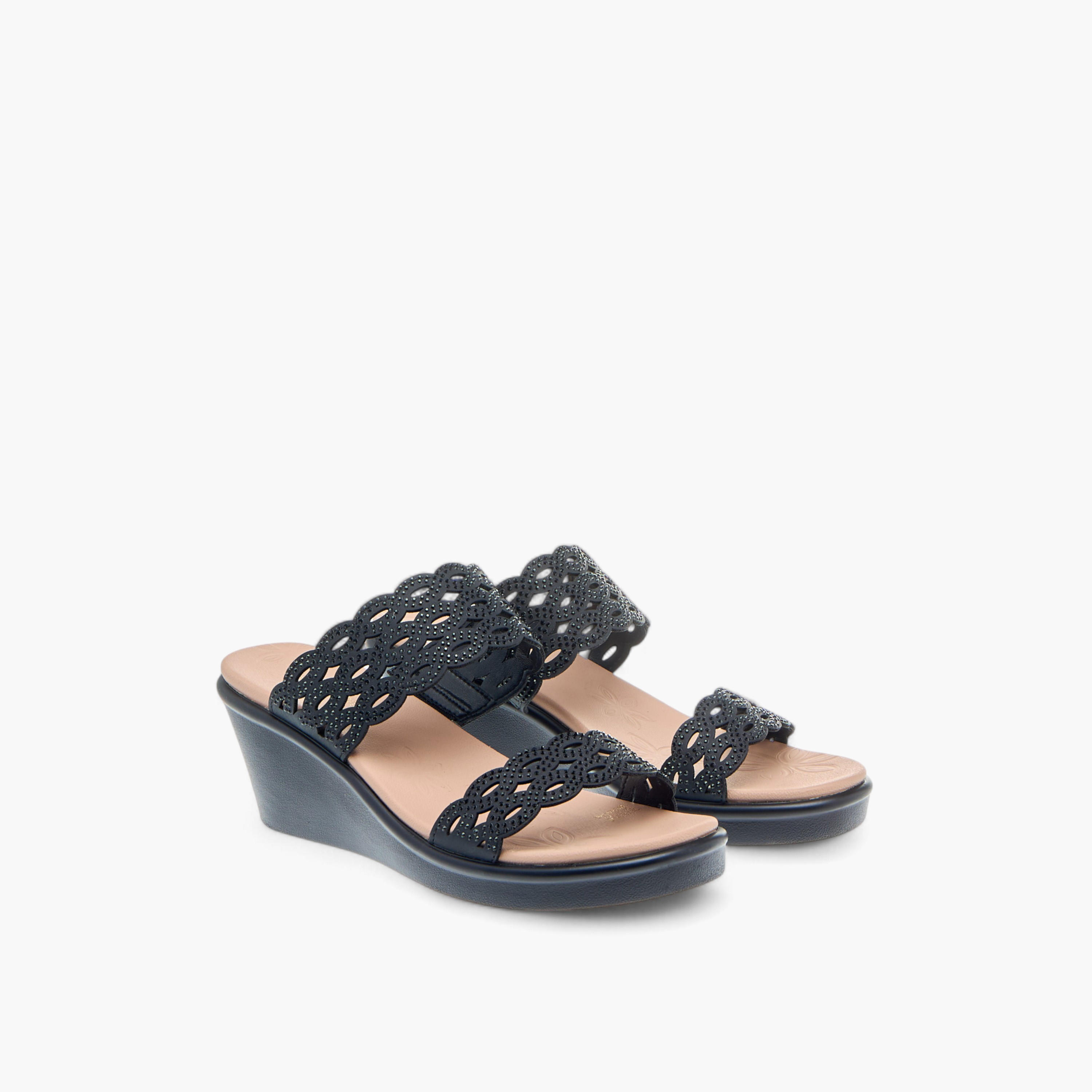 صندل مريح مزيّن بكعب ويدج وتفاصيل مفرغة بالليزر من لو كونفورت-women-shoes-sandals-heeled-image-1
