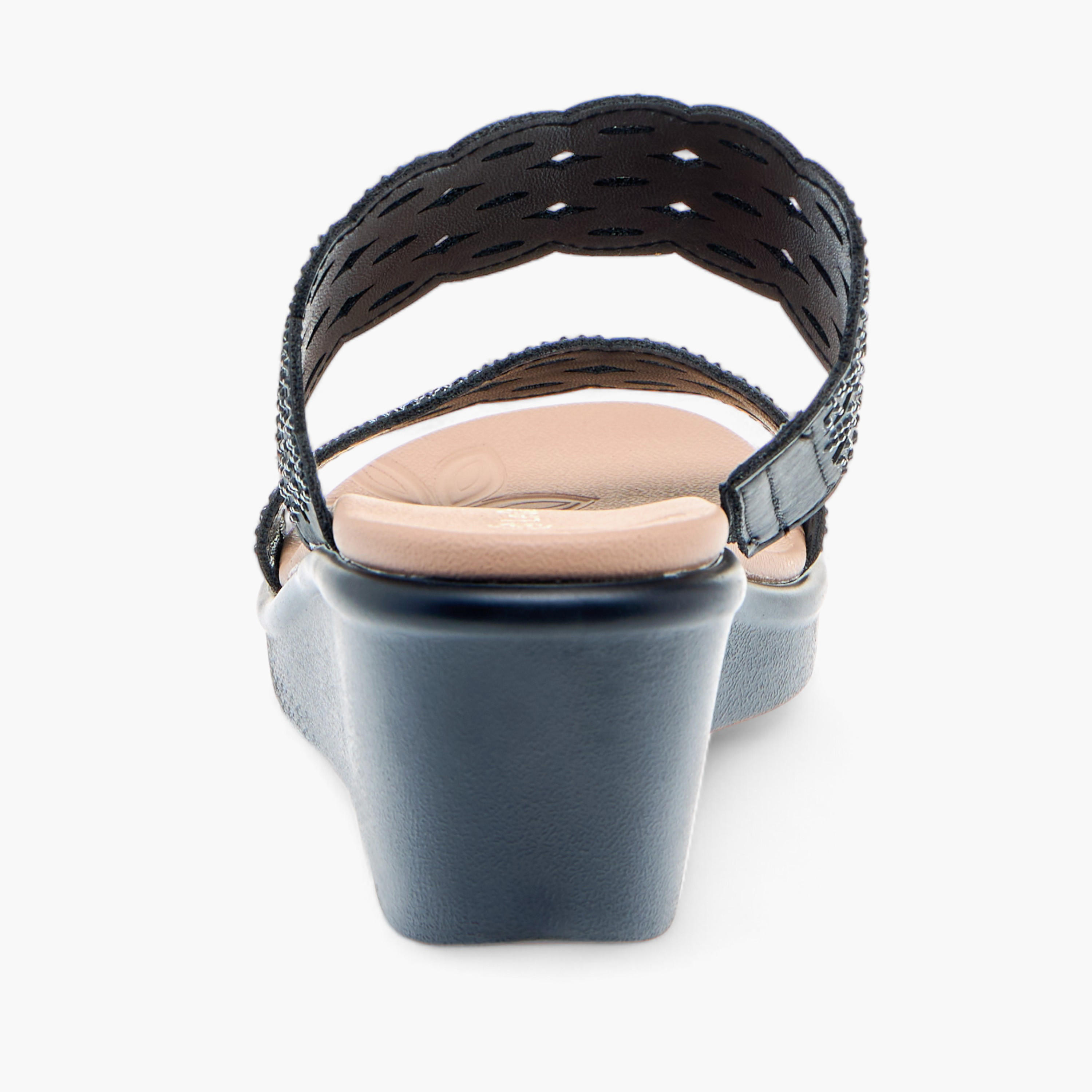 صندل مريح مزيّن بكعب ويدج وتفاصيل مفرغة بالليزر من لو كونفورت-women-shoes-sandals-heeled-image-5