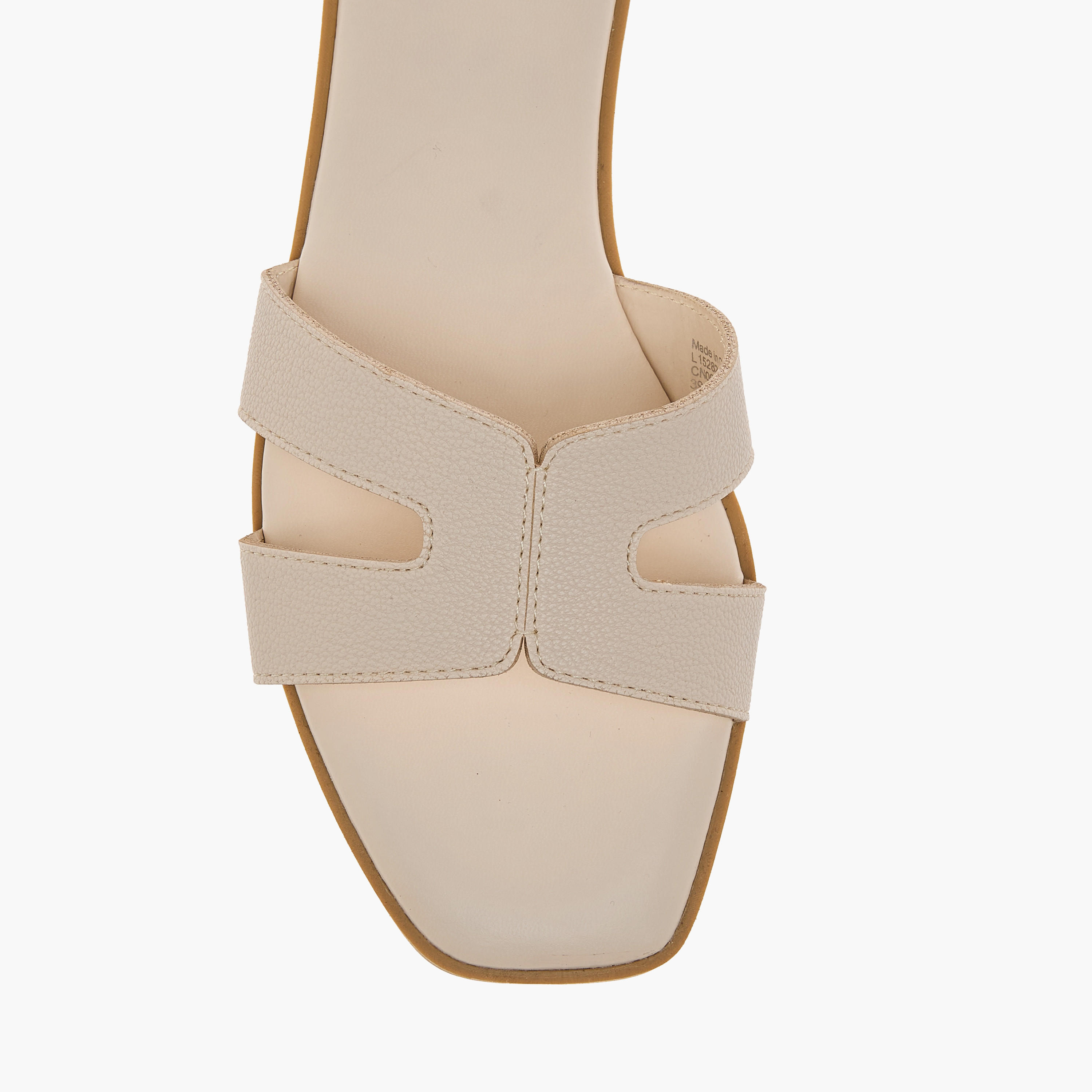 صندل سهل الارتداء بارز الملمس بتفاصيل مفرغة للنساء من سيليست-women-shoes-flats-sandals-image-4