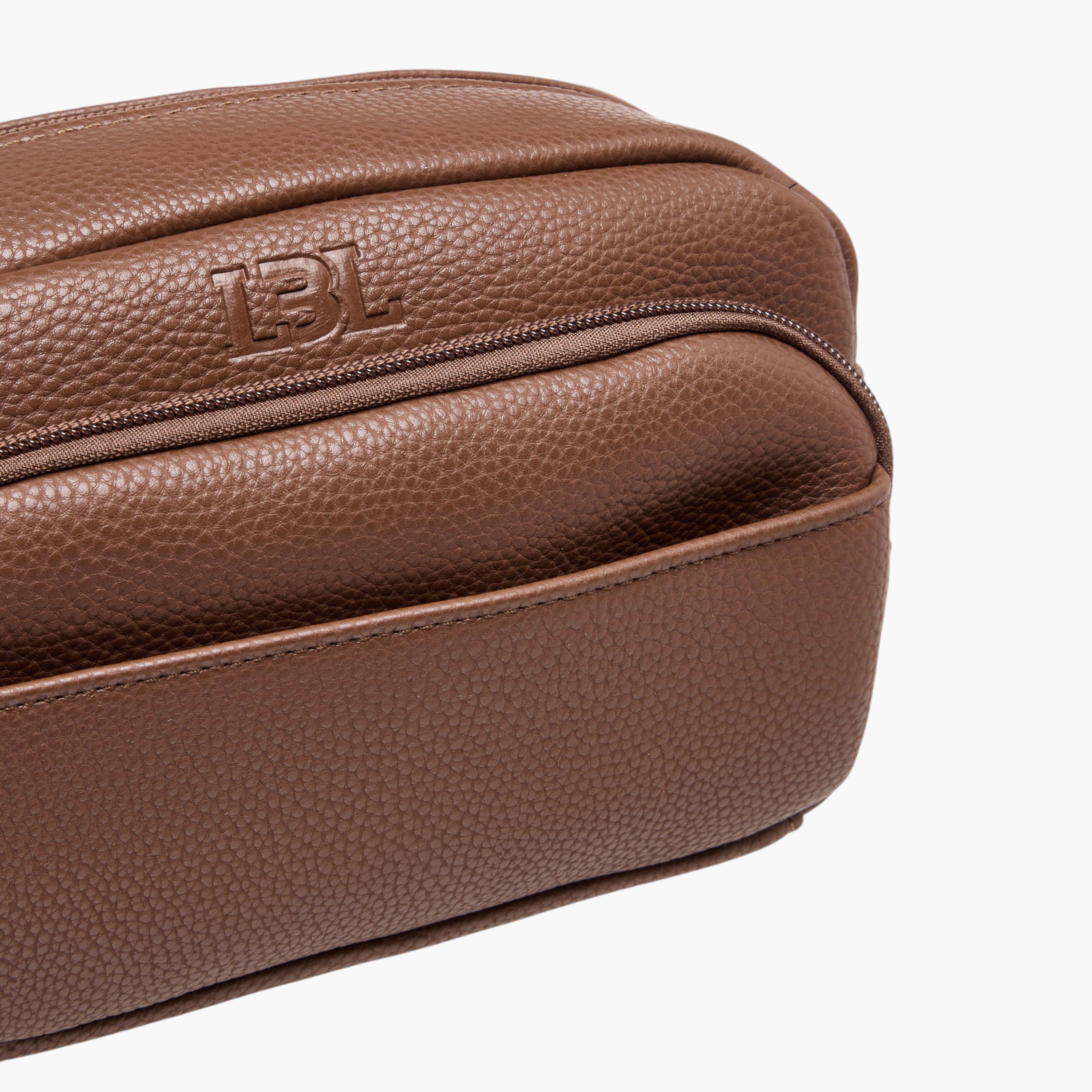 شنطة صغيرة سادة بسحاب إغلاق من إل بي إل بواسطة شو إكسبريس-men-bags-image-3