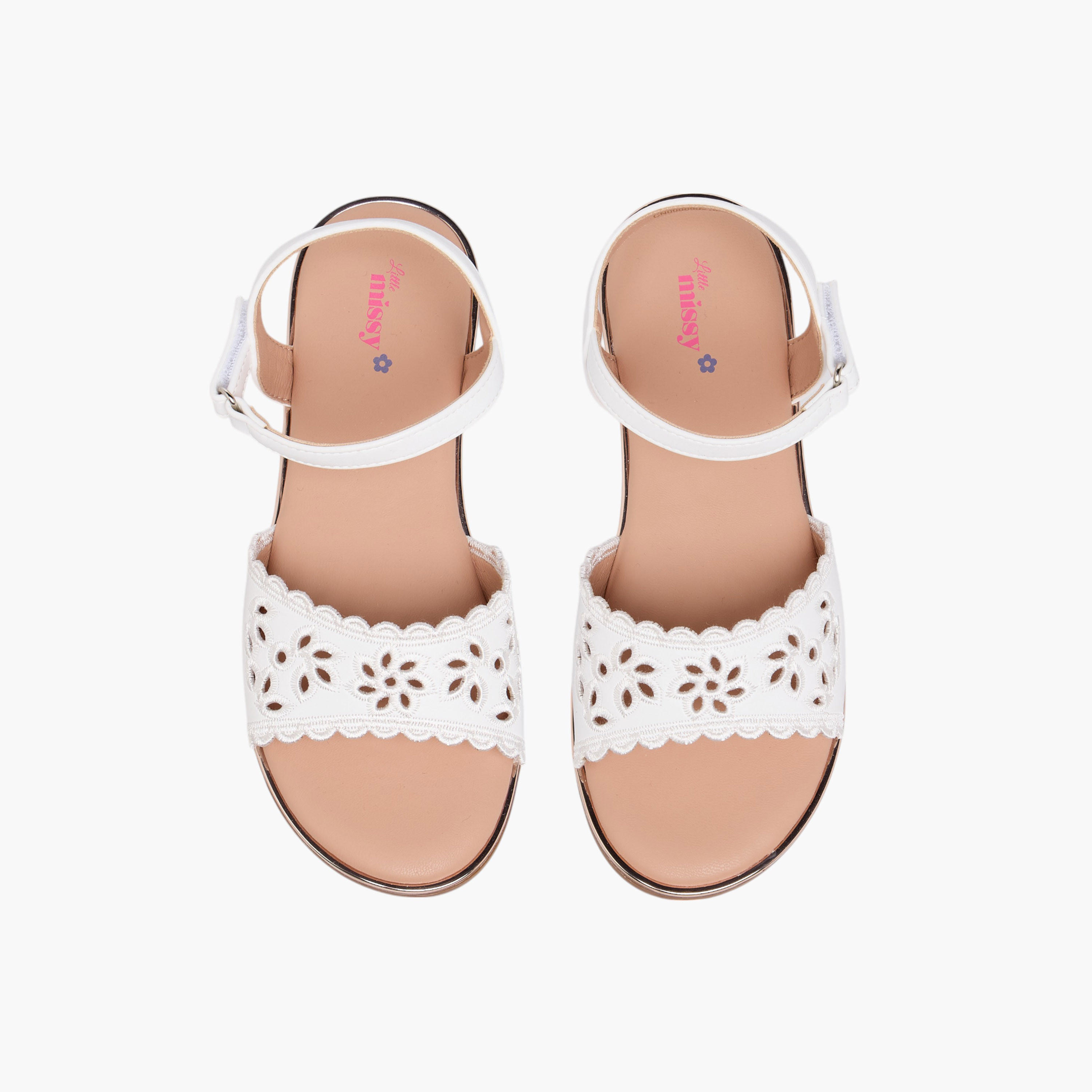 صندل بتفاصيل مفرغة وشريط إغلاق لاصق من ليتل ميسي-girls-shoes-sandals-image-1