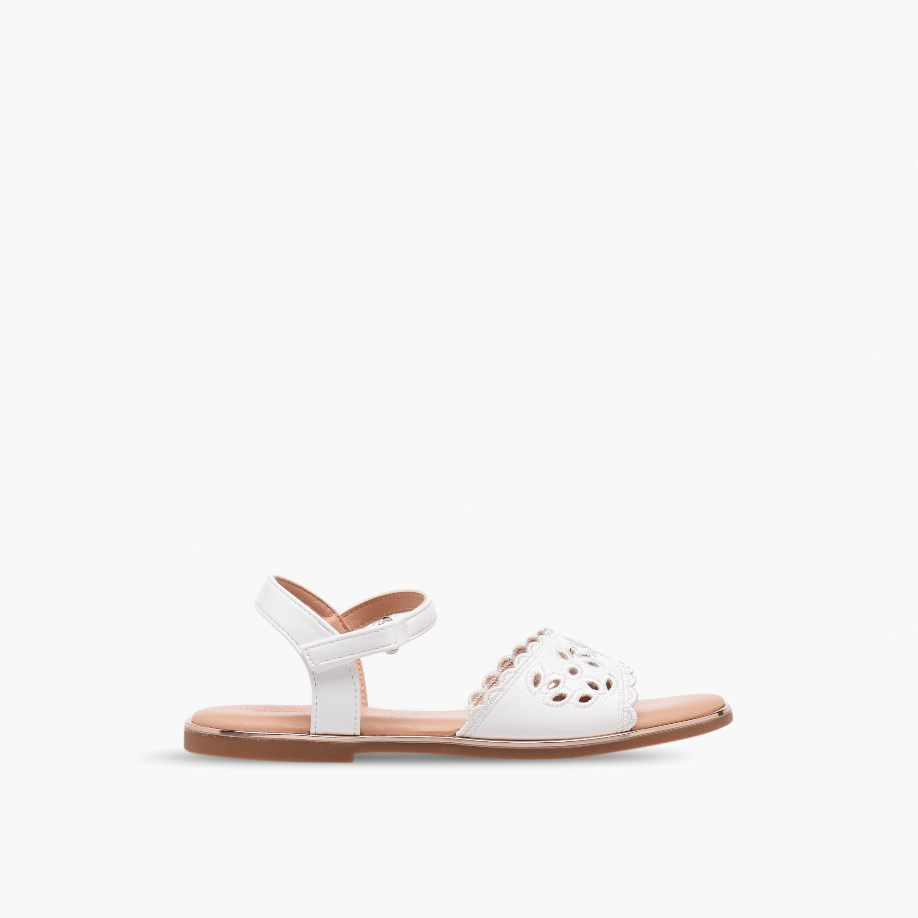 صندل بتفاصيل مفرغة وشريط إغلاق لاصق من ليتل ميسي-girls-shoes-sandals-image-2