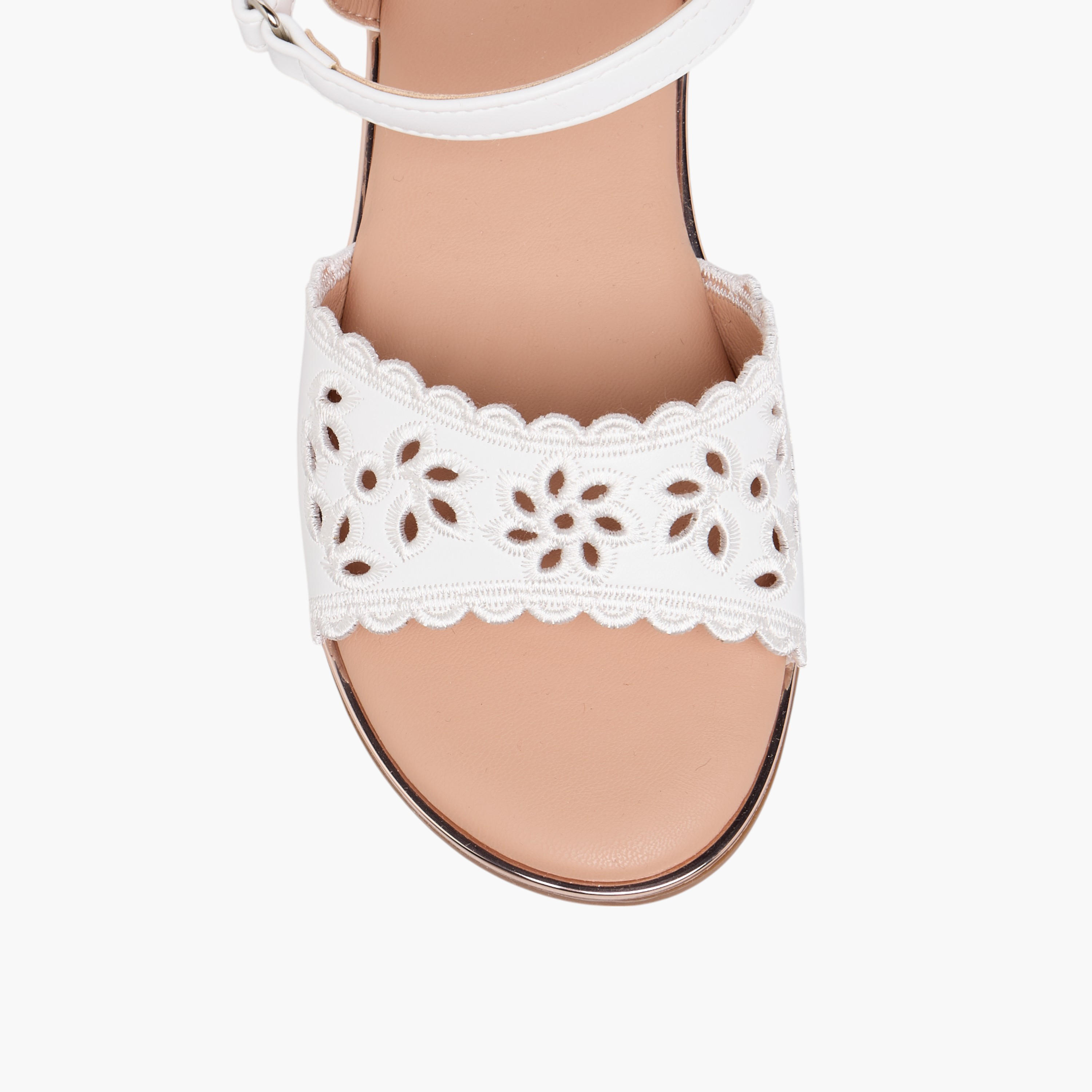 صندل بتفاصيل مفرغة وشريط إغلاق لاصق من ليتل ميسي-girls-shoes-sandals-image-3