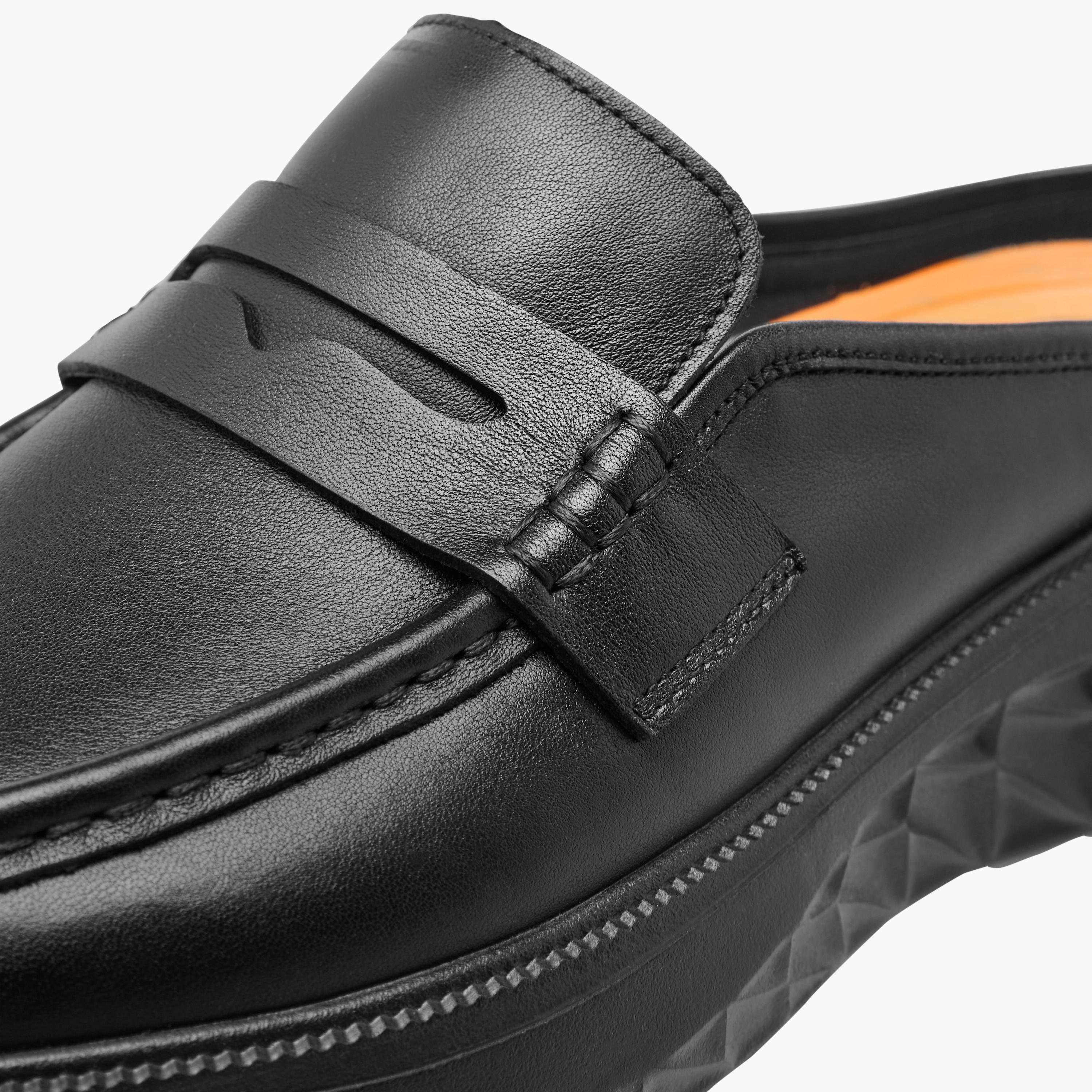 حذاء ميول جلد سهل الارتداء بتفاصيل مفرغة من لو كونفورت-men-shoes-loafersandmoccasins-image-4