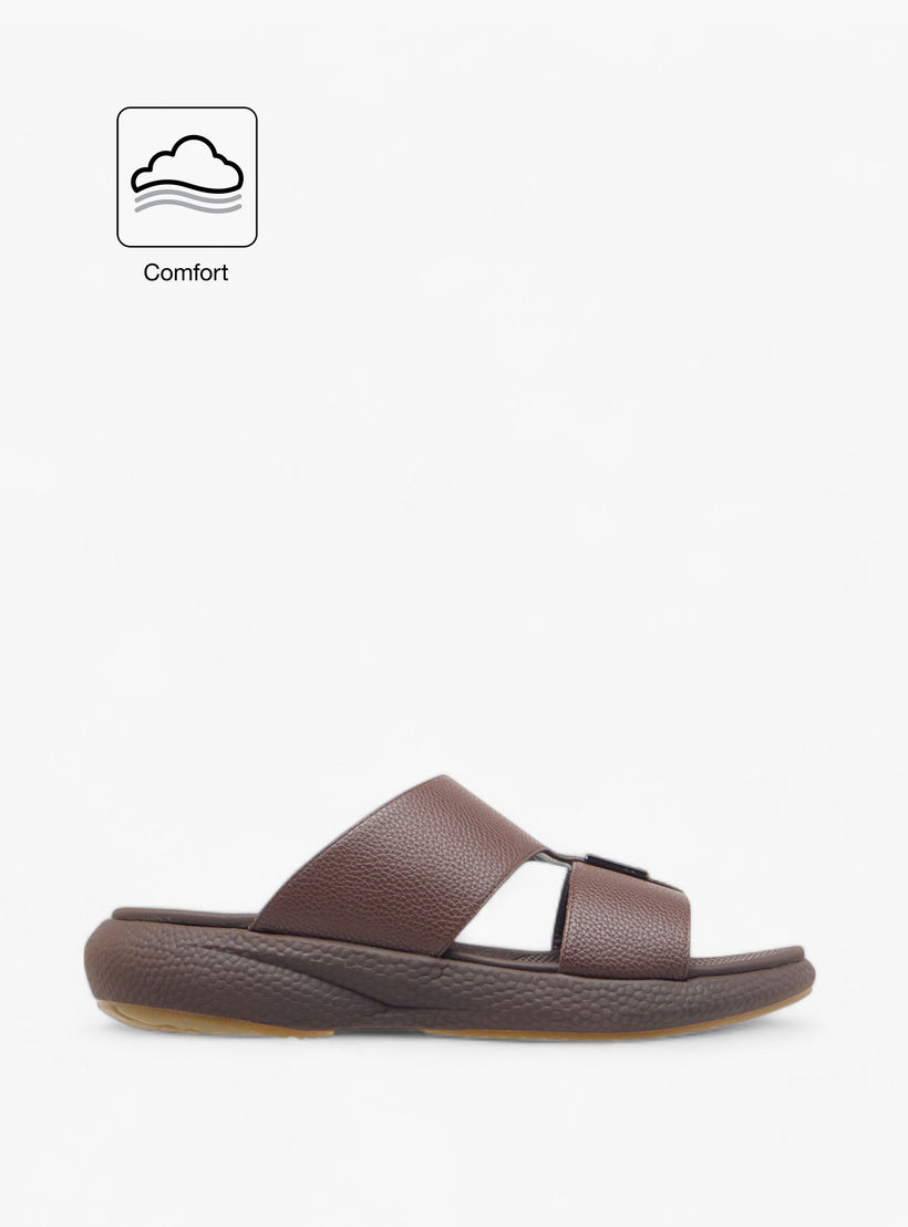 صندل عربي مريح سهل الارتداء بتفاصيل مفرغة من لو كونفورت-men-shoes-sandals-image-2
