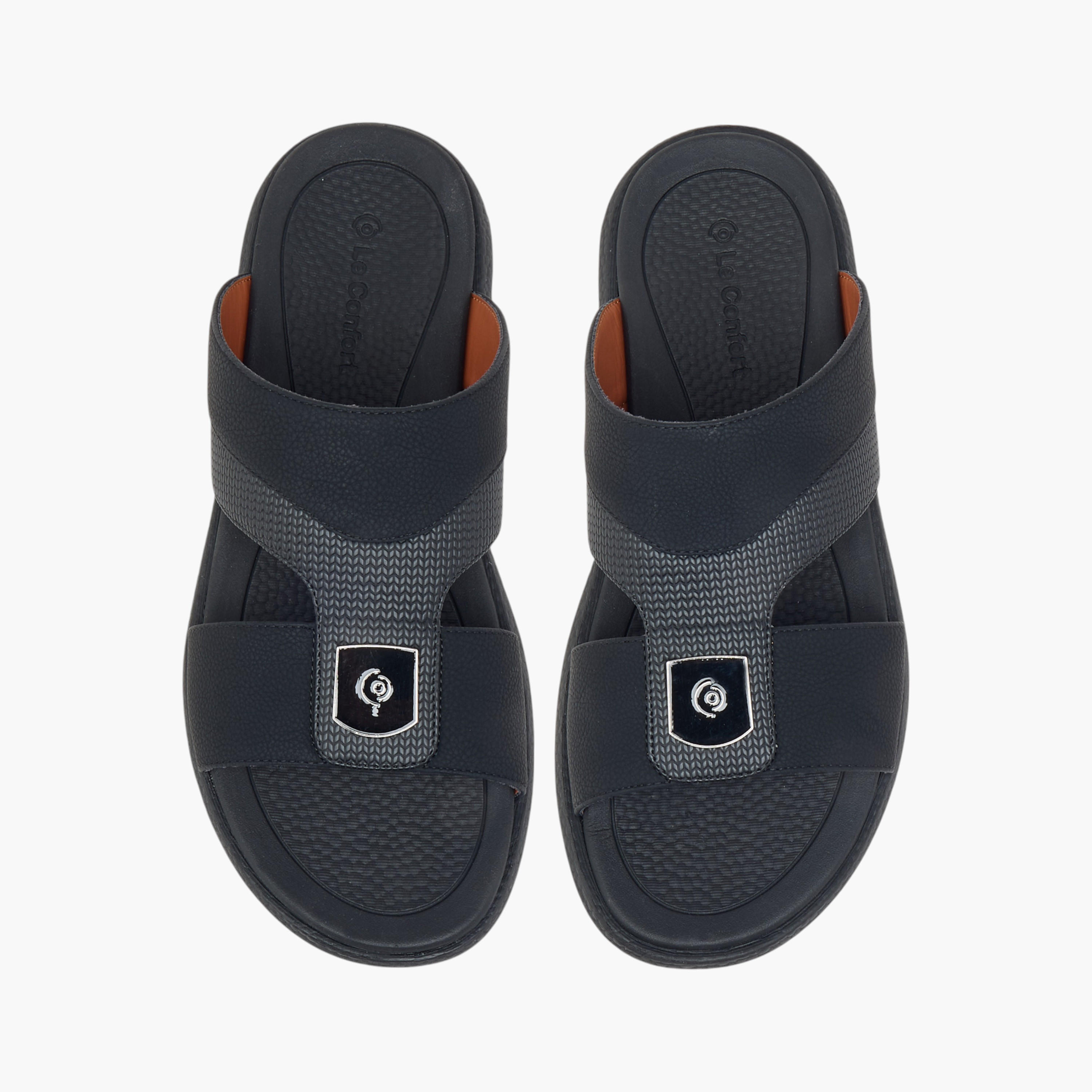 صندل عربي مريح سهل الارتداء بتفاصيل مفرغة من لو كونفورت-men-shoes-sandals-image-1