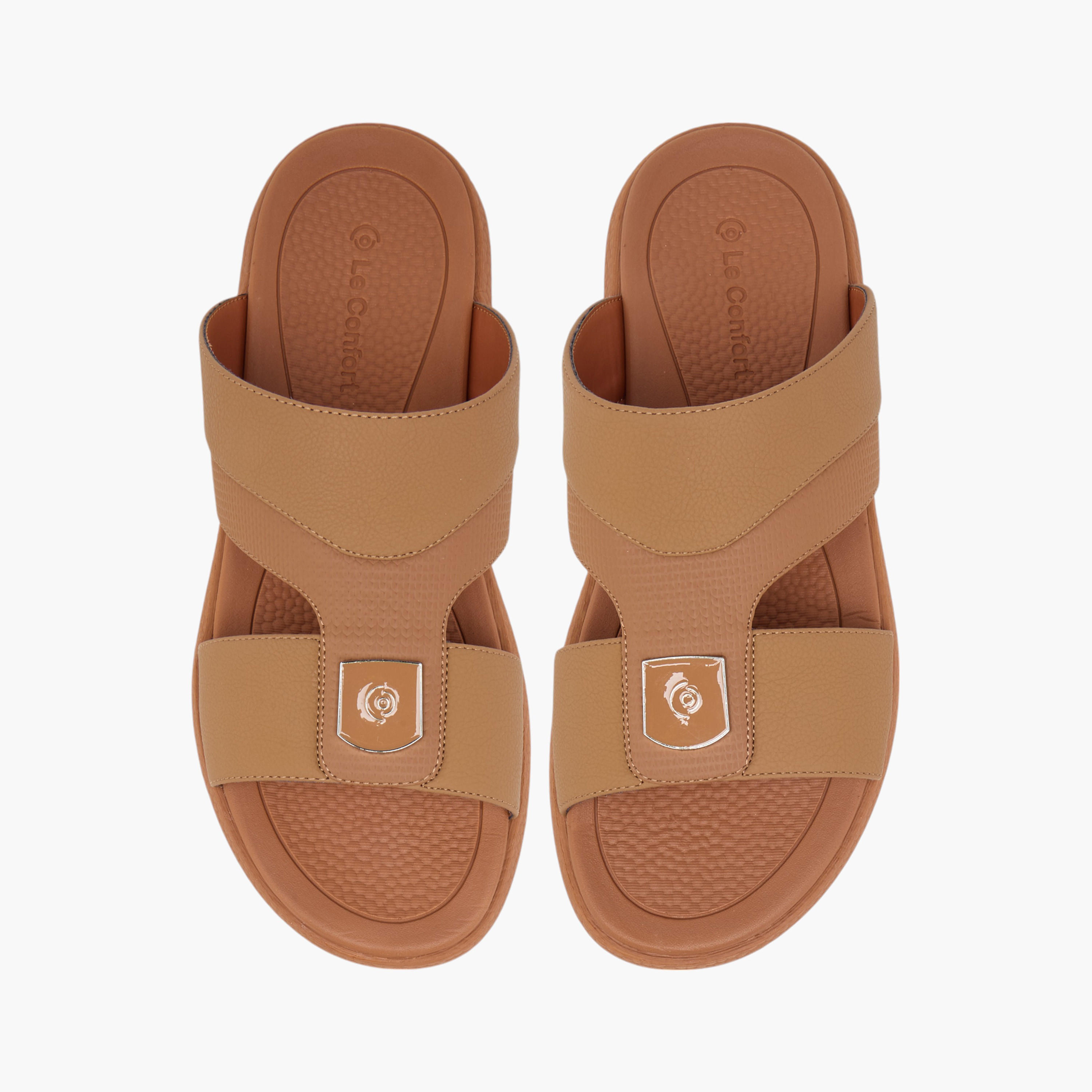 صندل عربي مريح سهل الارتداء بتفاصيل مفرغة من لو كونفورت-men-shoes-sandals-image-1