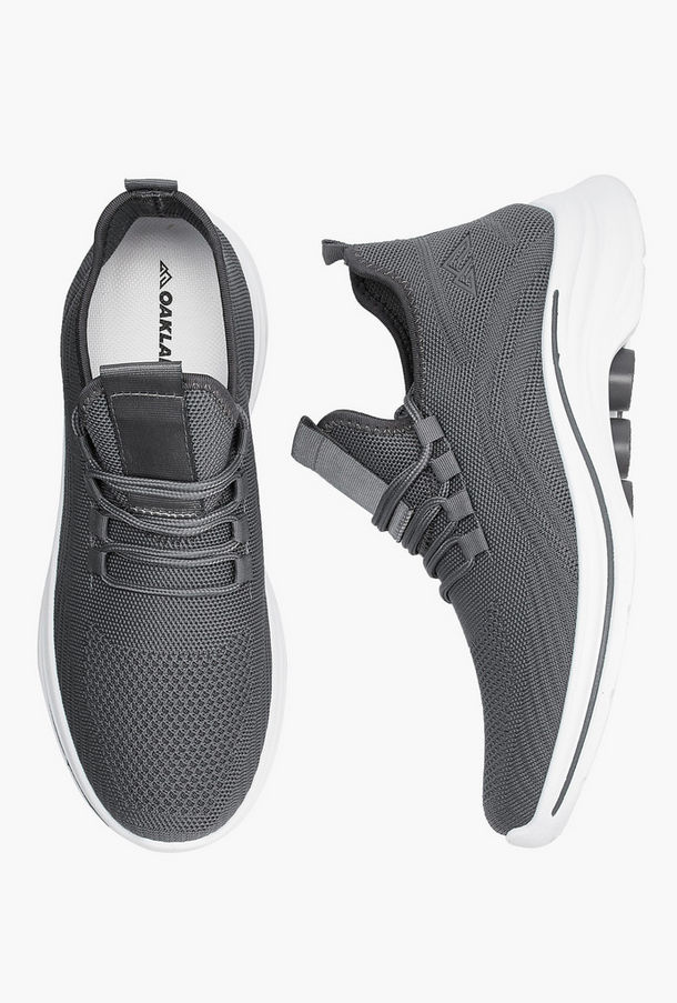 حذاء رياضي برباط إغلاق وتفاصيل شبكية من أوكلان من شو إكسبريس-men-shoes-sneakers-image-1