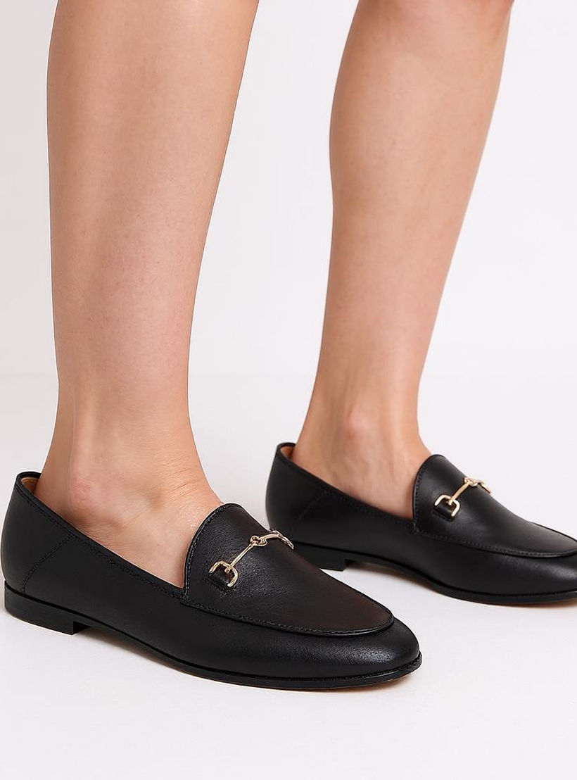حذاء سهل الارتداء سادة بزينة معدنية للنساء من سيليست-women-shoes-loafersandmoccasins-image-2