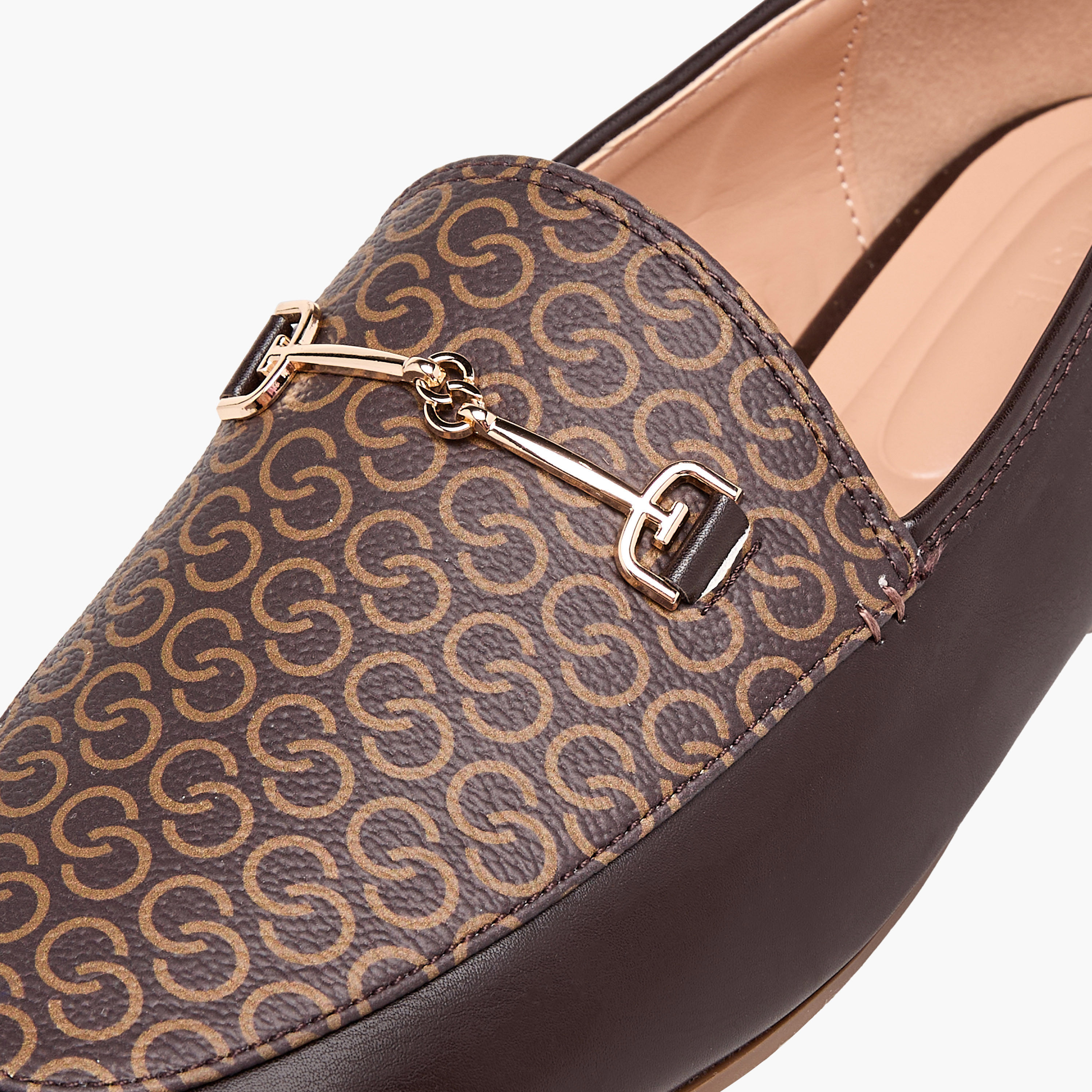 حذاء سهل الارتداء بطبعات مونوجرام وزينة معدنية للنساء من سيليست-women-shoes-loafersandmoccasins-image-4