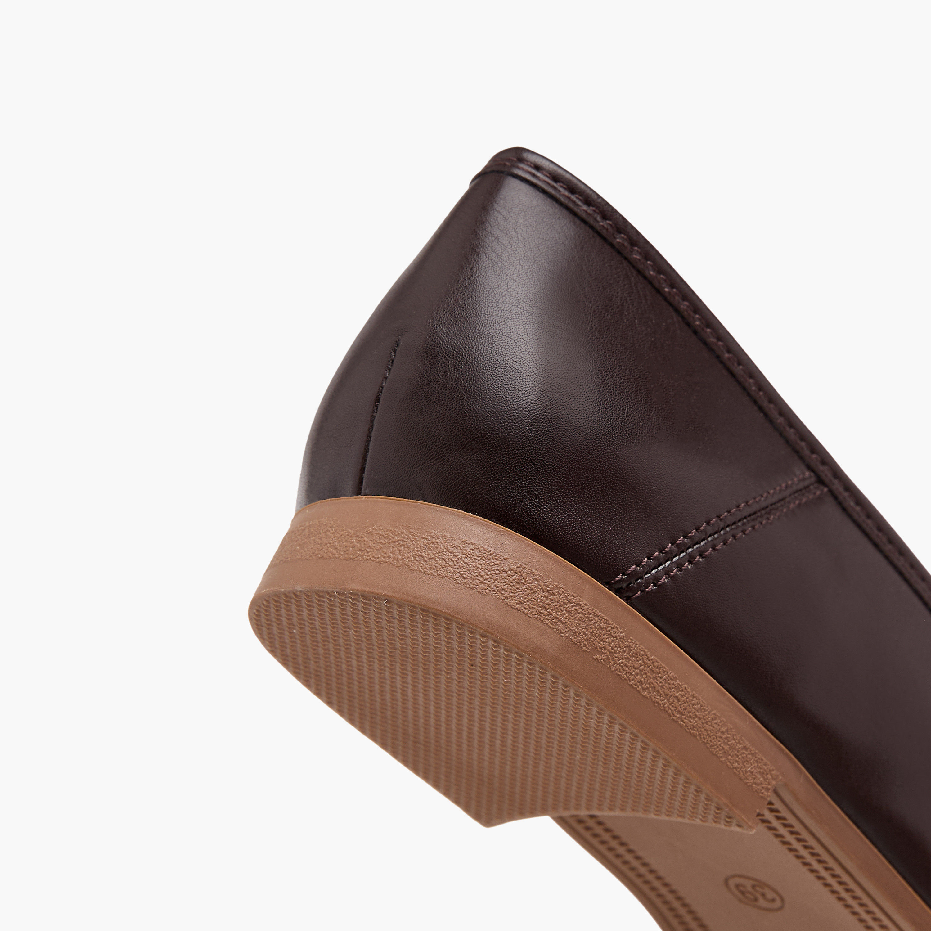 حذاء سهل الارتداء بطبعات مونوجرام وزينة معدنية للنساء من سيليست-women-shoes-loafersandmoccasins-image-5