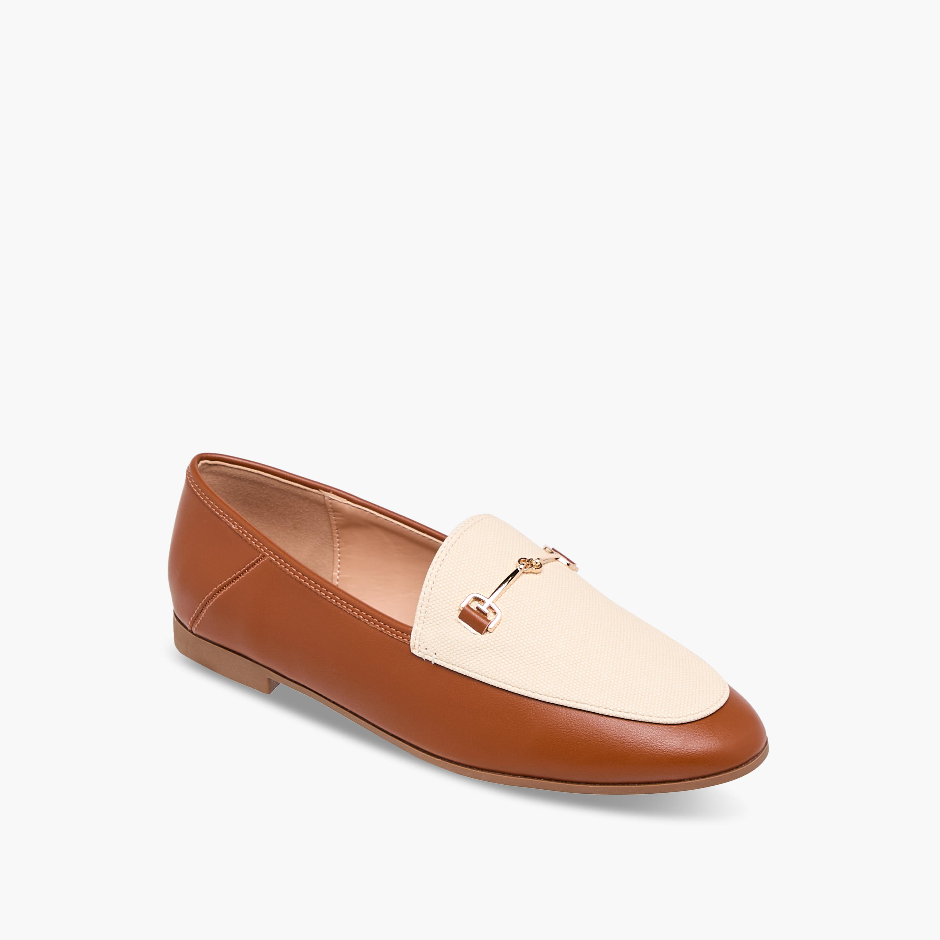 حذاء سهل الارتداء سادة بزينة معدنية للنساء من سيليست-women-shoes-loafersandmoccasins-image-2