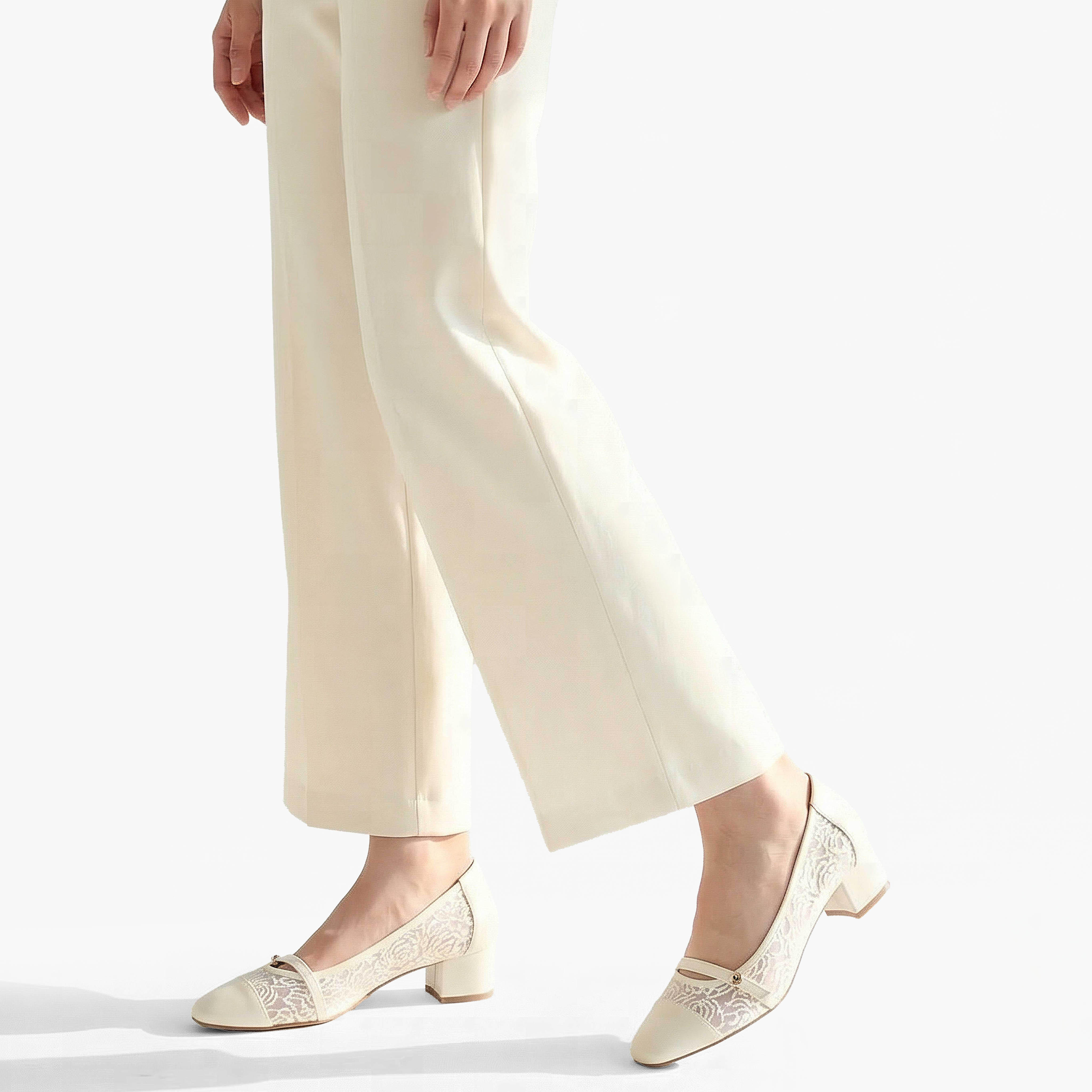 حذاء بومب بكعب سميك وتفاصيل دانتيل للنساء من سيليست-women-shoes-heels-image-2