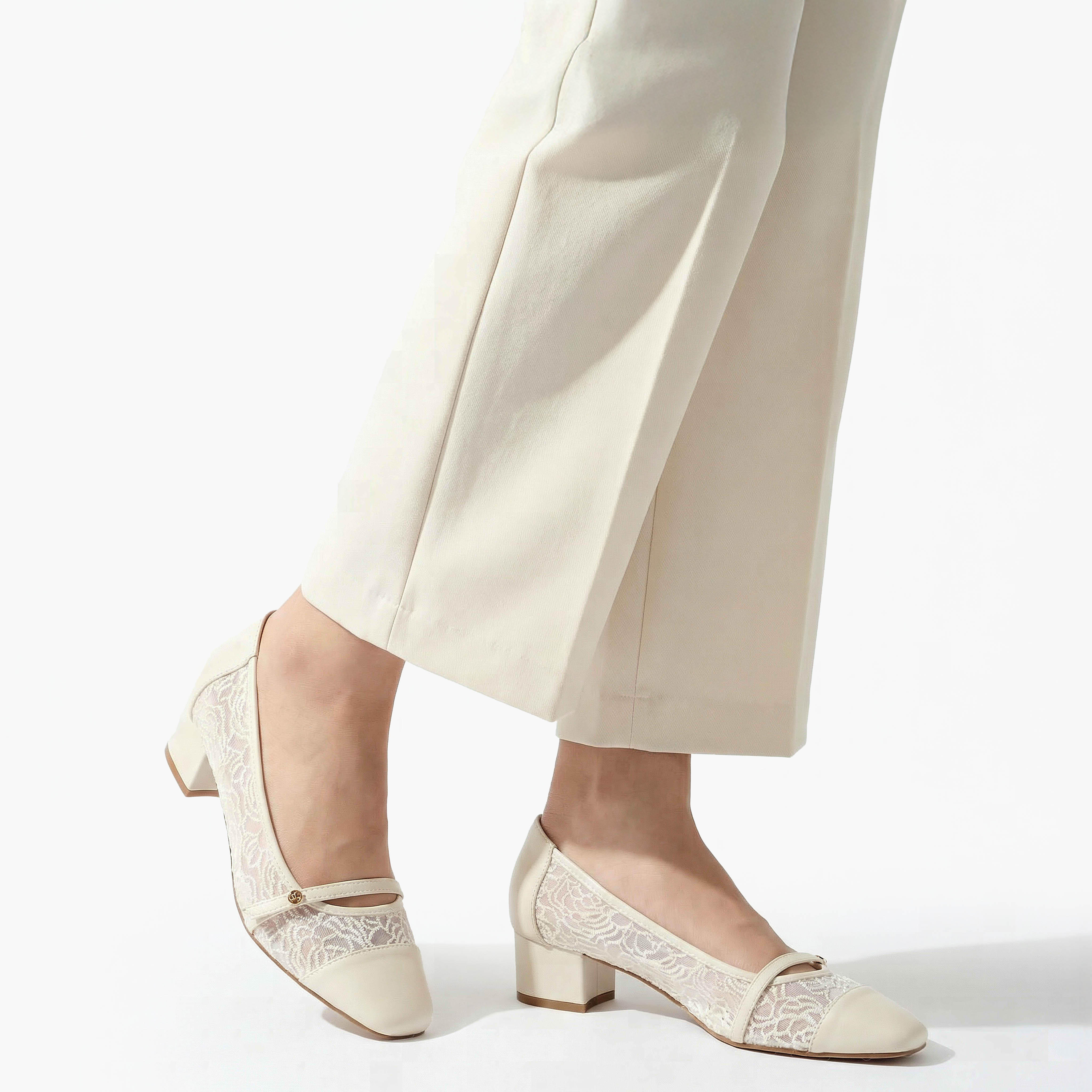 حذاء بومب بكعب سميك وتفاصيل دانتيل للنساء من سيليست-women-shoes-heels-image-6