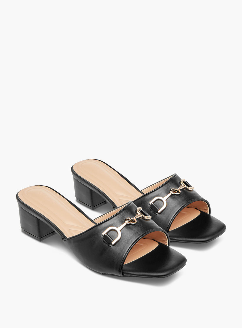 صندل سهل الارتداء بكعب سميك وزخارف شعار للنساء من سيليست-women-shoes-sandals-heeled-image-1