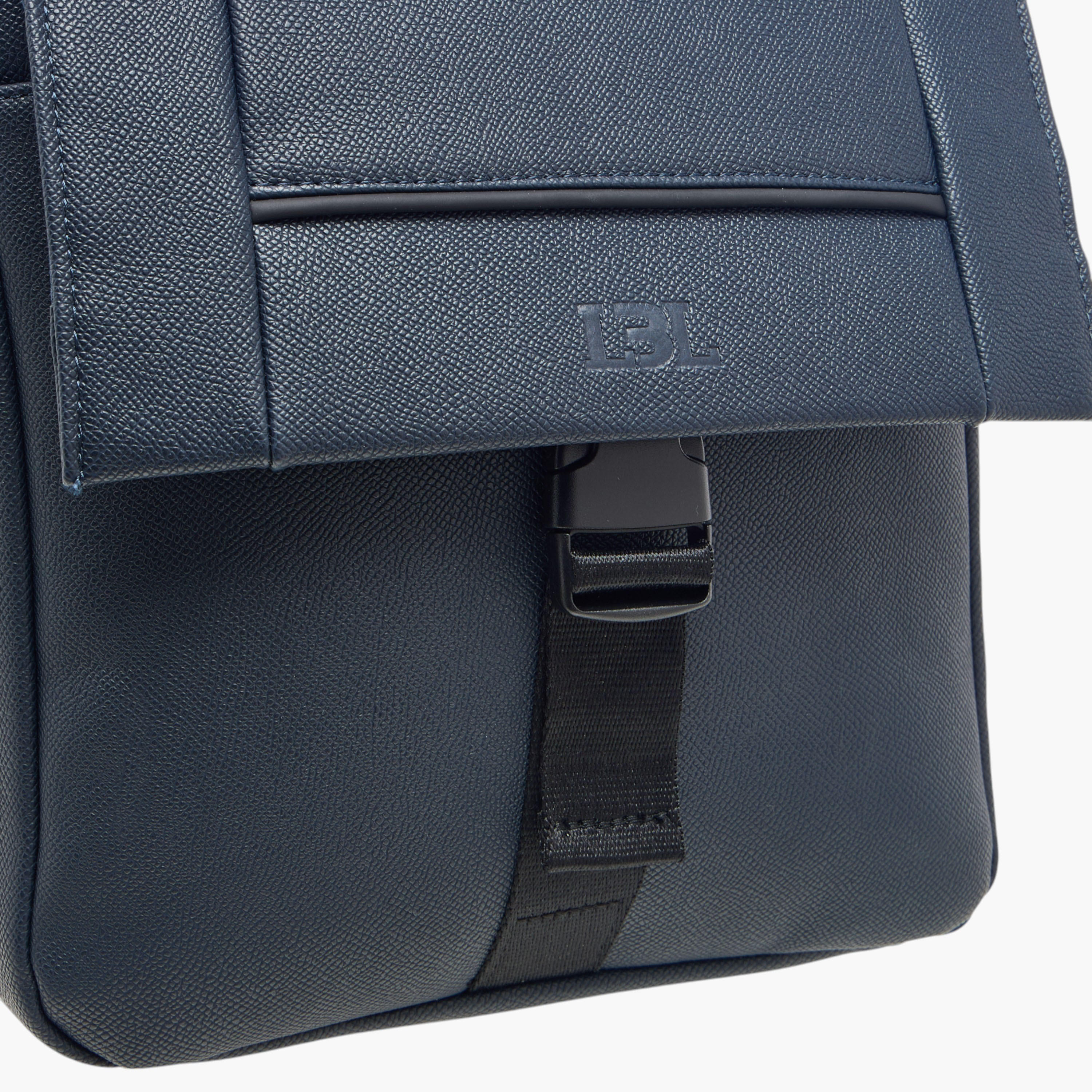 شنطة كروس بودي بارزة الملمس بحزام قابل للتعديل إل بي إل من شو إكسبريس-men-bags-image-4