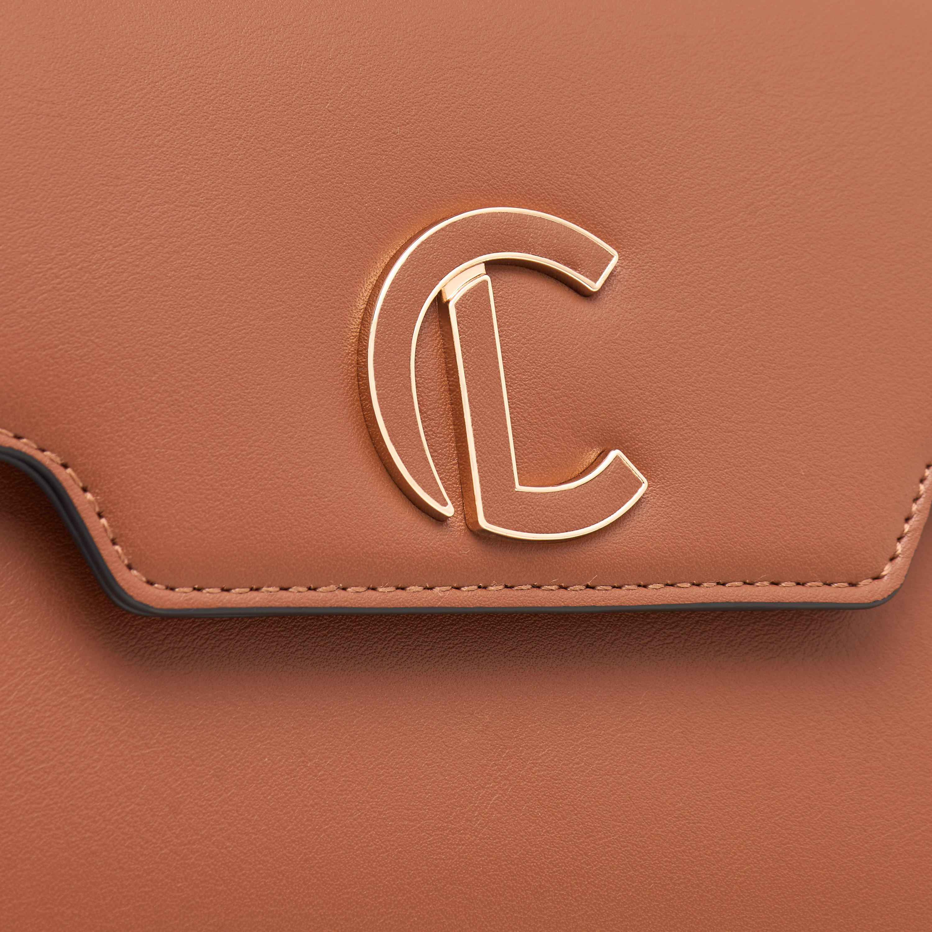 شنطة ساتشيل بنقوش شعار وحزام قابل للتعديل من لو كونفرت-women-bagsandwallets-handbags-image-4
