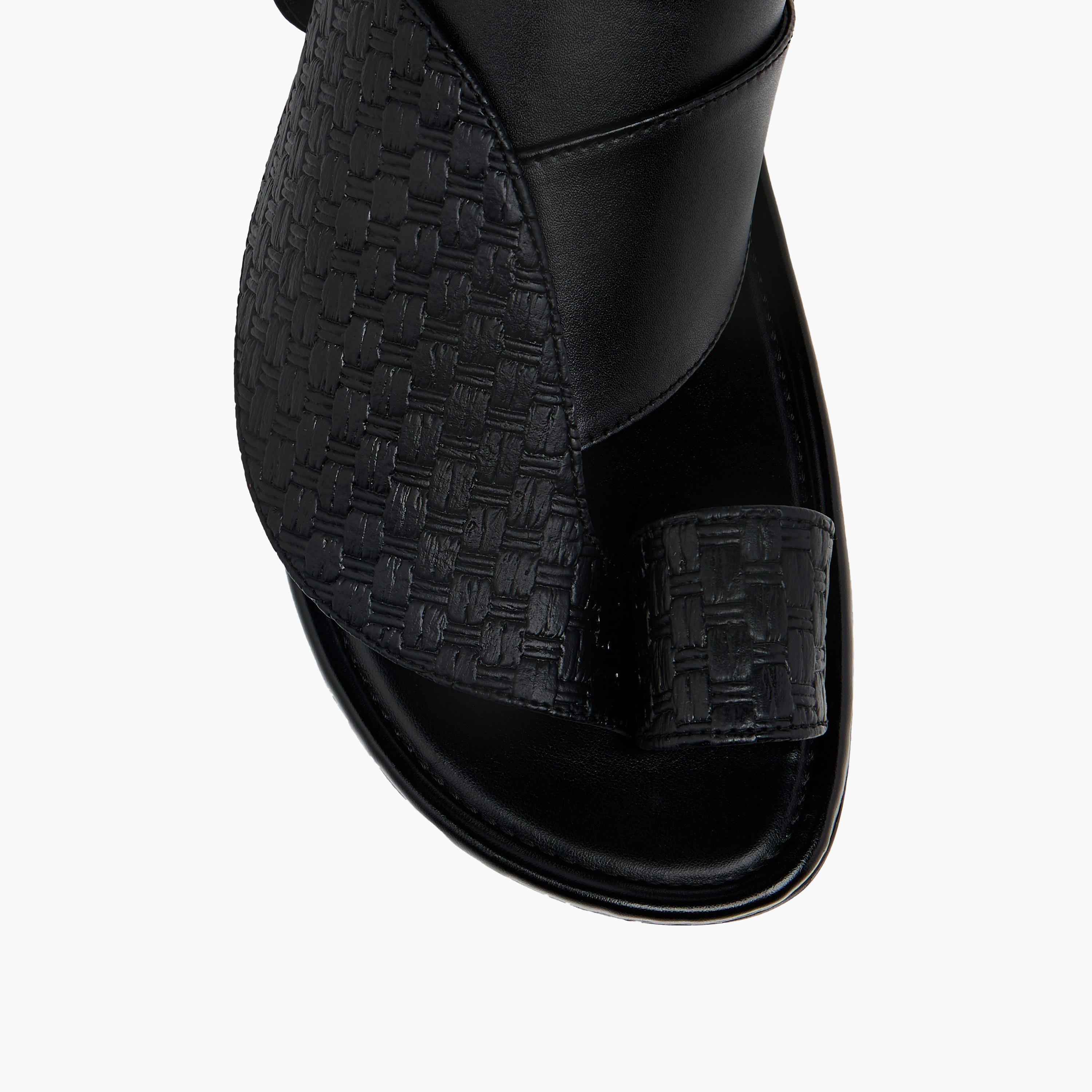 صندل عربي سهل الارتداء بارز الملمس وبتفاصيل حلقة إصبع إل بي إل من شو إكسبريس-men-shoes-sandals-image-3