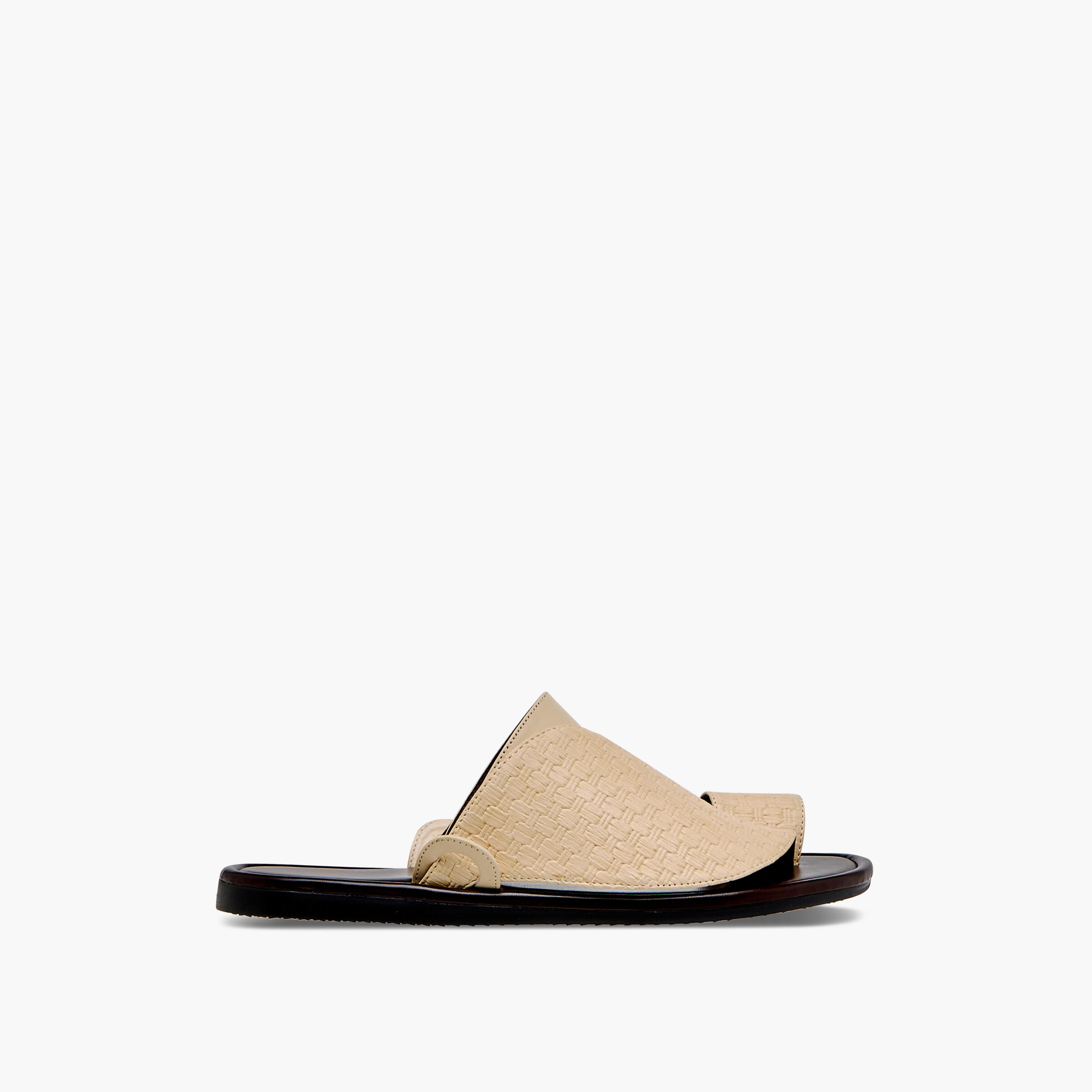 صندل عربي سهل الارتداء بارز الملمس وبتفاصيل حلقة إصبع إل بي إل من شو إكسبريس-men-shoes-sandals-image-2