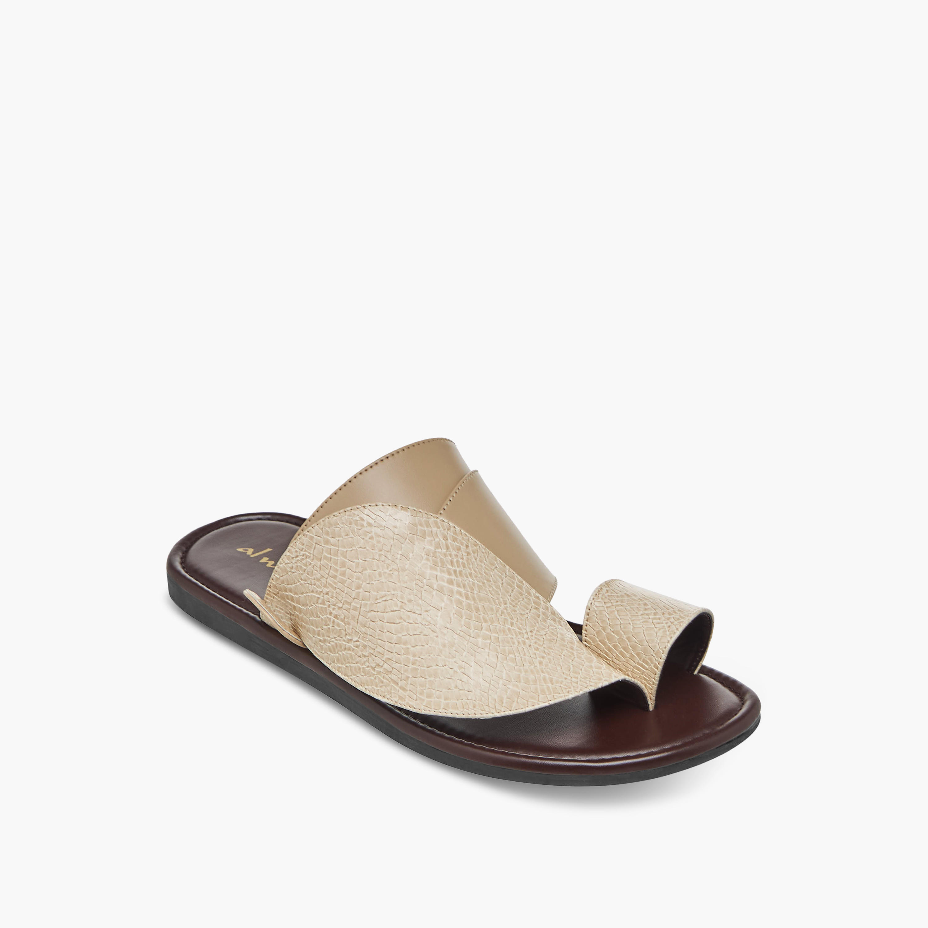 صندل عربي سهل الارتداء بارز الملمس وبتفاصيل حلقة إصبع إل بي إل من شو إكسبريس-men-shoes-sandals-image-2