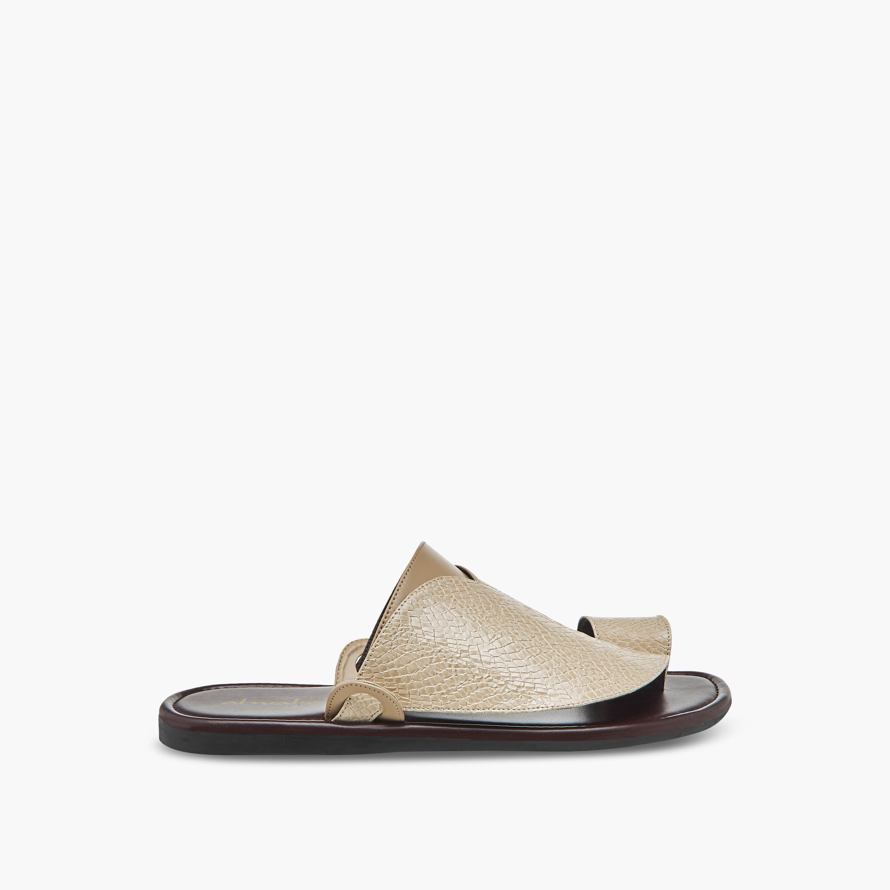 صندل عربي سهل الارتداء بارز الملمس وبتفاصيل حلقة إصبع إل بي إل من شو إكسبريس-men-shoes-sandals-image-3