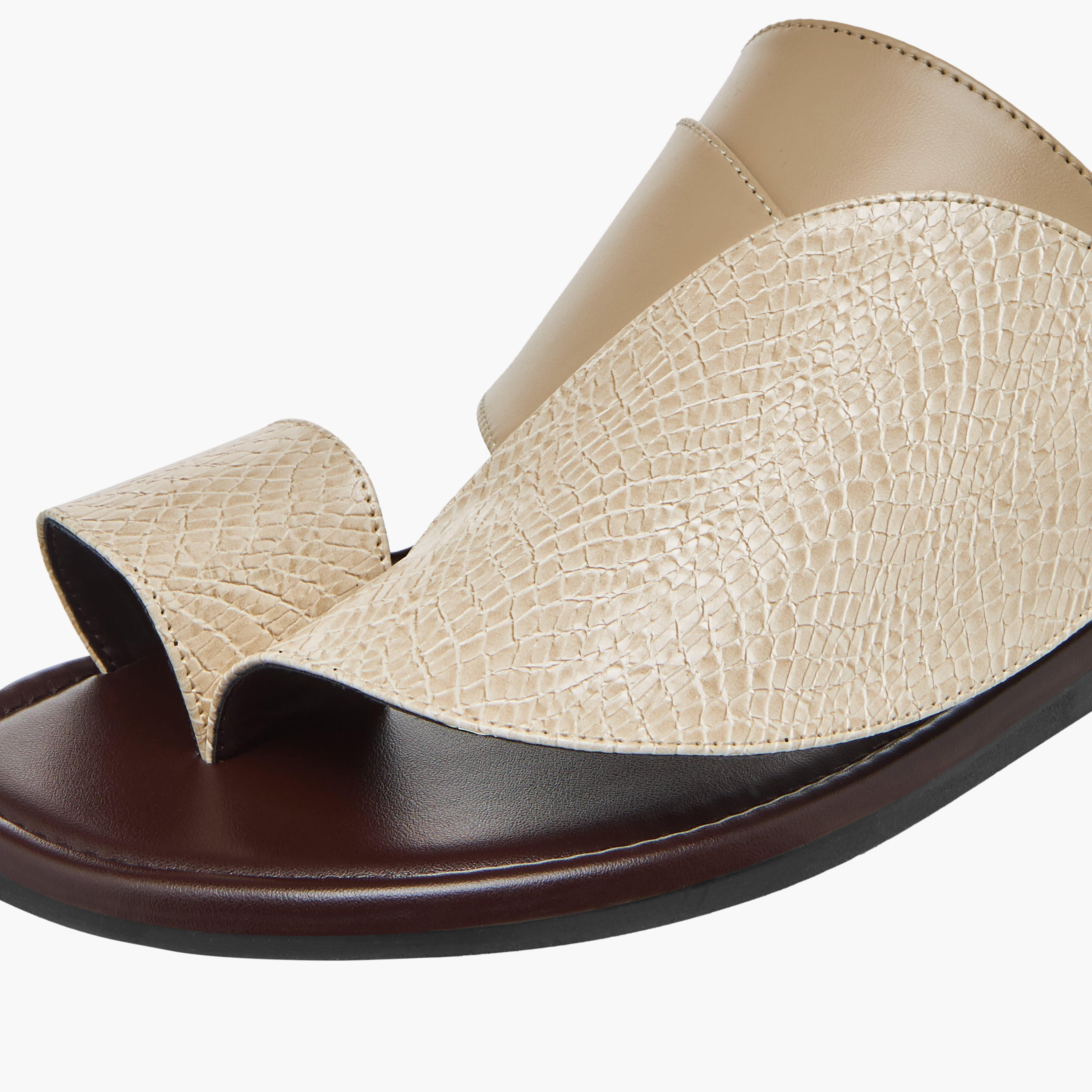 صندل عربي سهل الارتداء بارز الملمس وبتفاصيل حلقة إصبع إل بي إل من شو إكسبريس-men-shoes-sandals-image-4