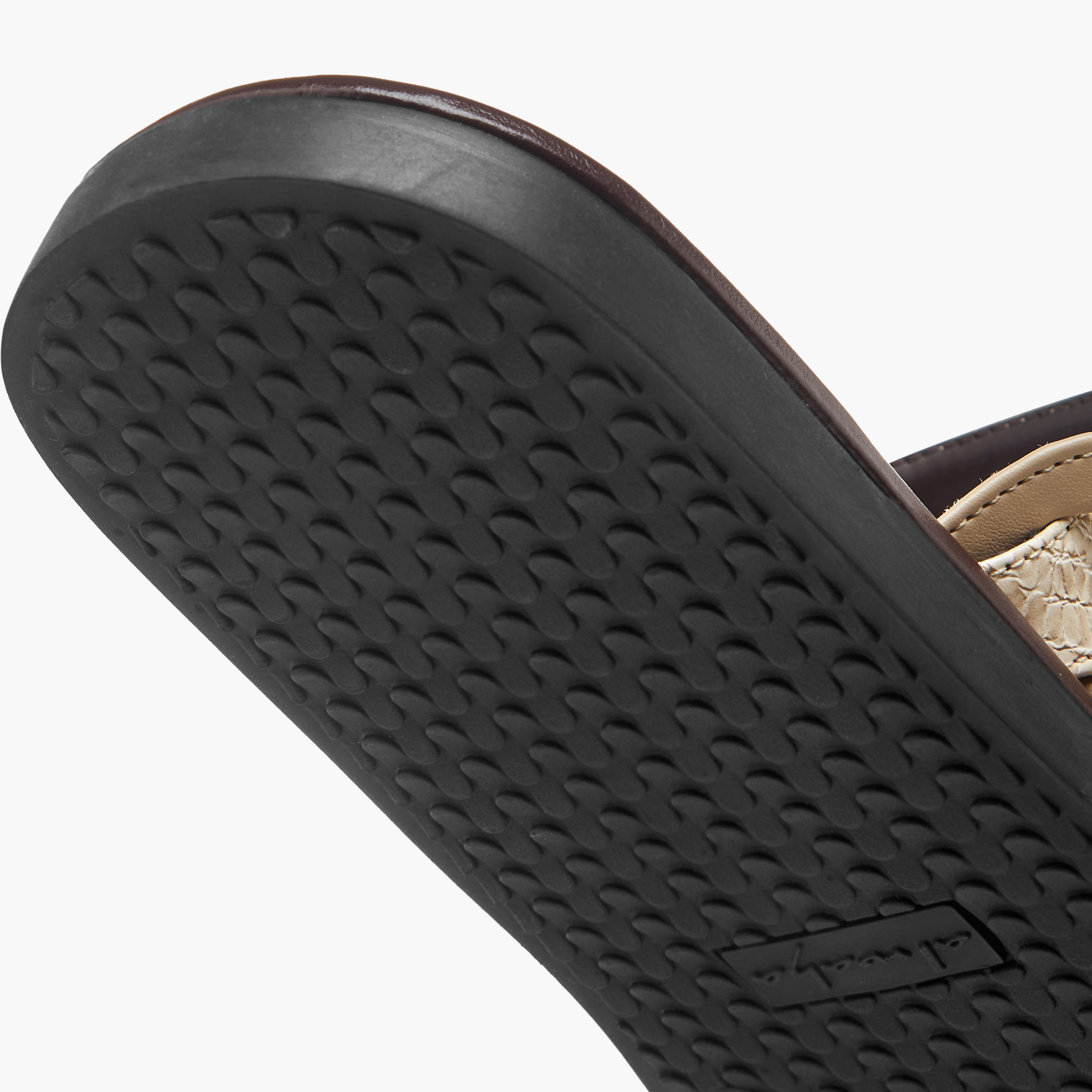 صندل عربي سهل الارتداء بارز الملمس وبتفاصيل حلقة إصبع إل بي إل من شو إكسبريس-men-shoes-sandals-image-6