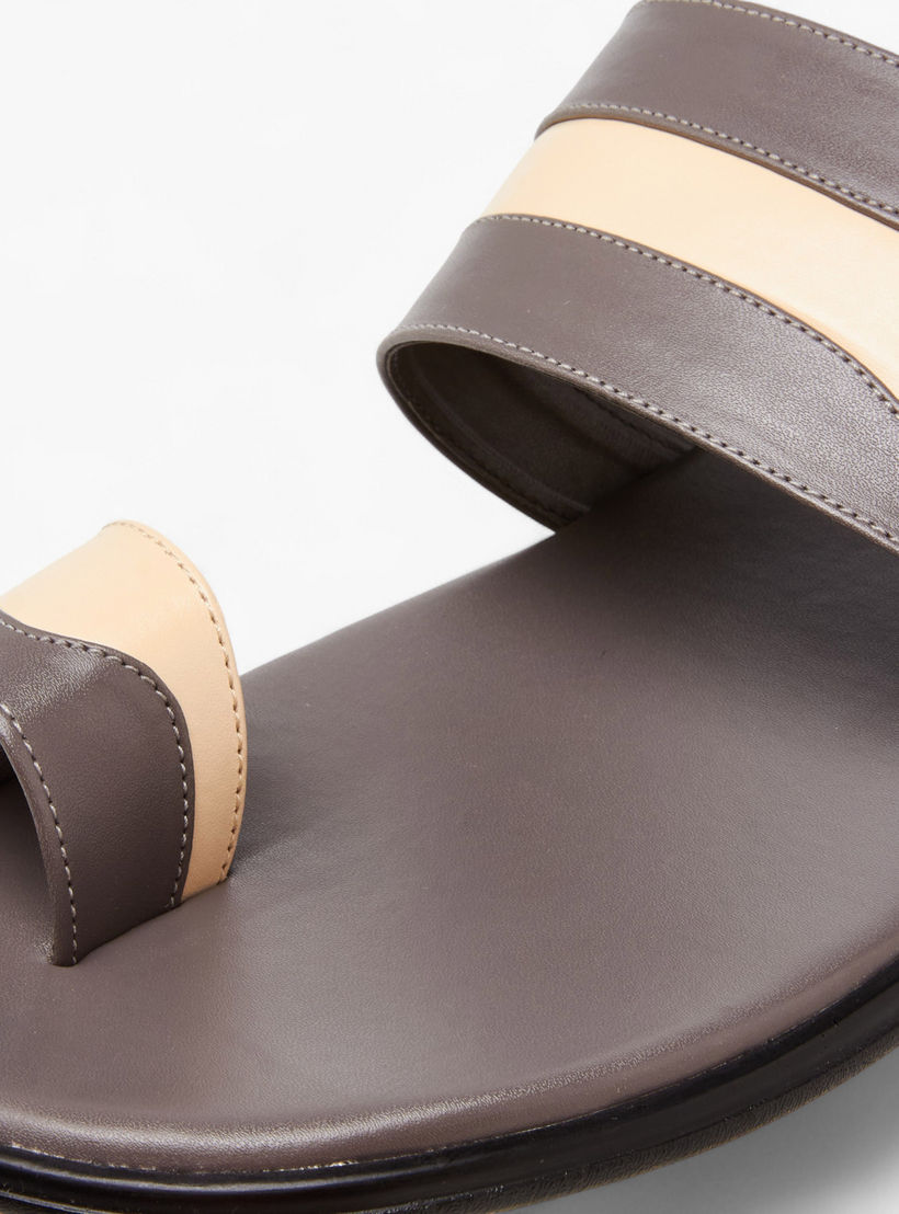 صندل عربي بتفاصيل حلقة إصبع وبقوالب ملونة للرجال من الواحة-men-shoes-sandals-image-4