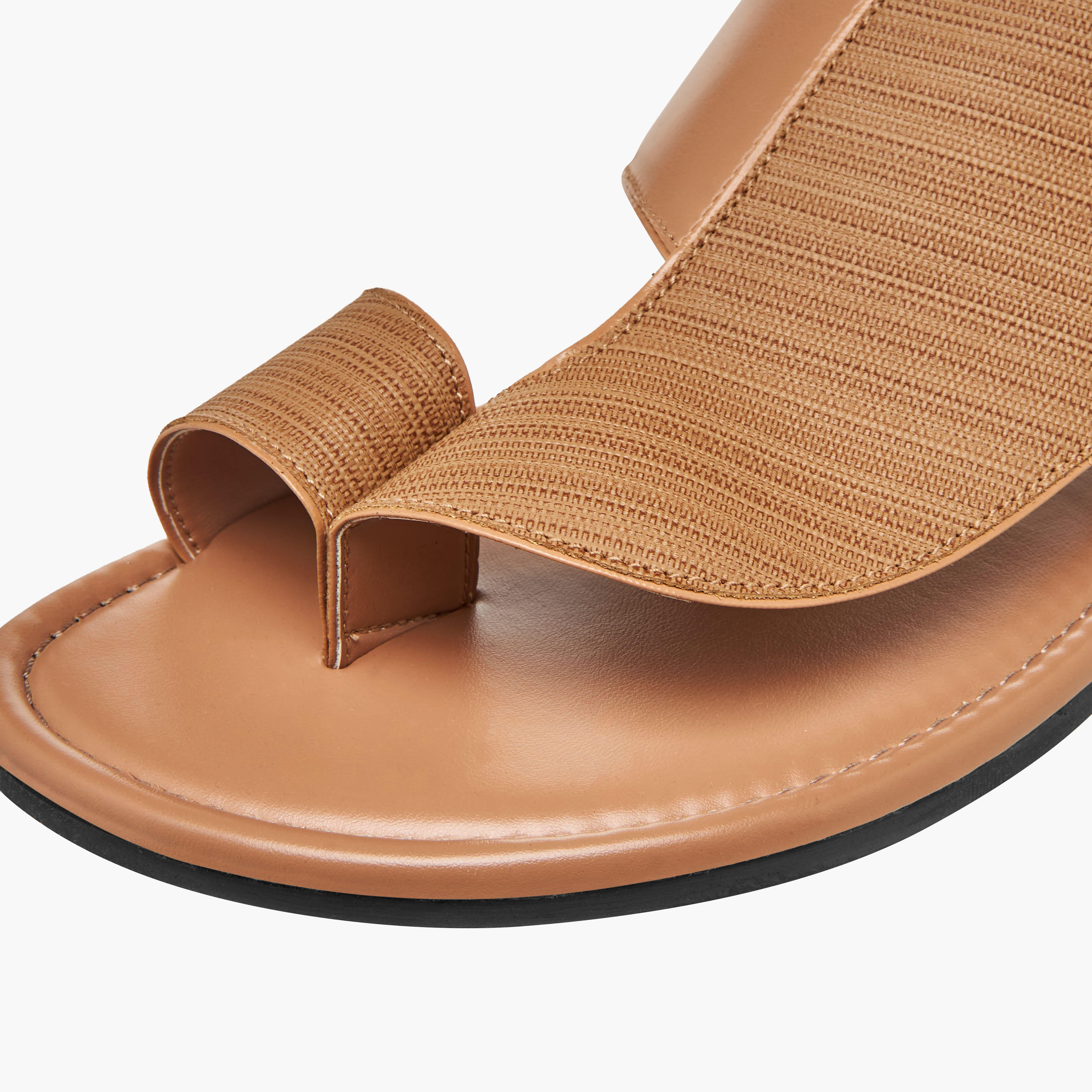صندل عربي بتفاصيل حلقة إصبع للرجال من الواحة-men-shoes-sandals-image-4