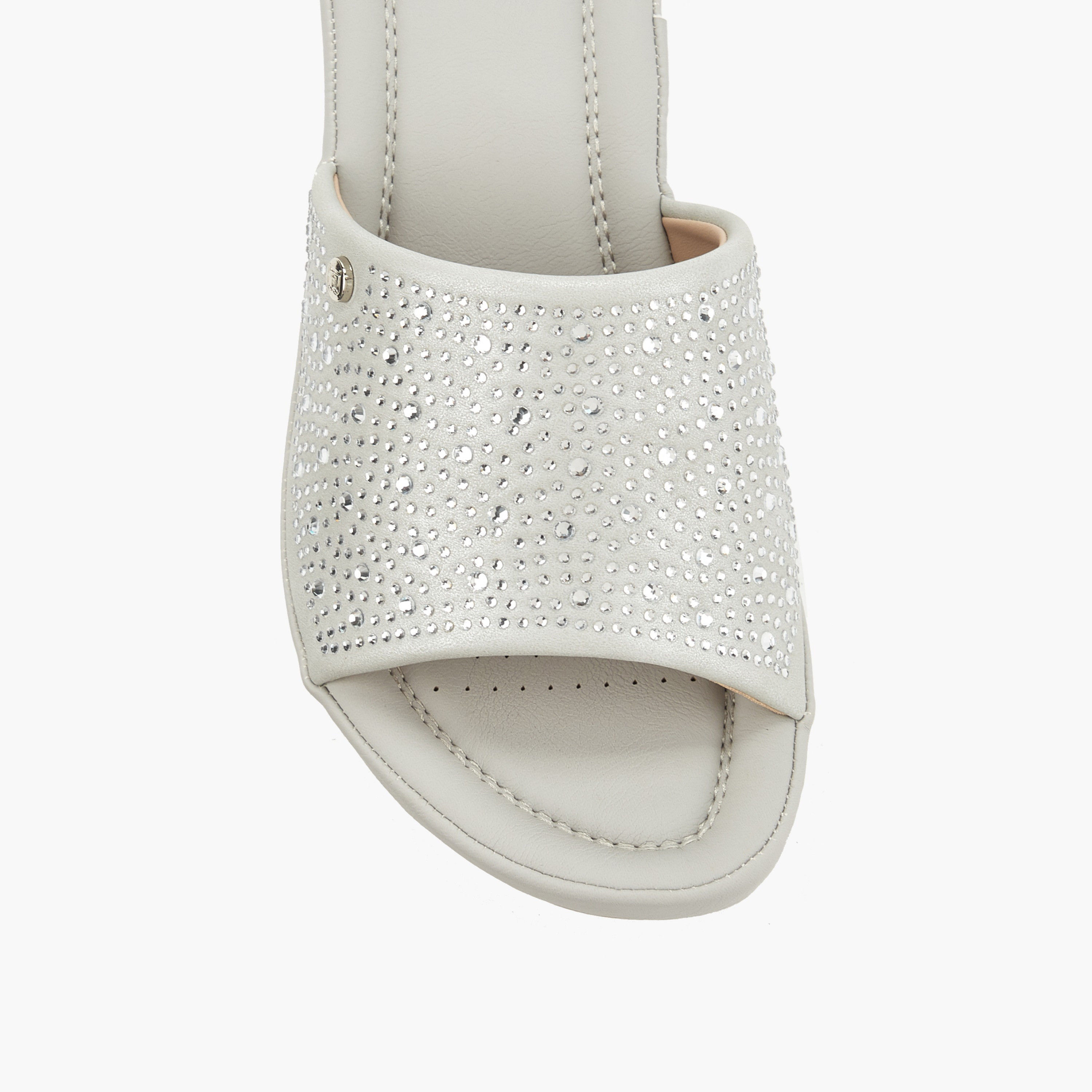 صندل بكعب عريض وزينة للنساء من فلورا بيلا-women-shoes-sandals-heeled-image-4