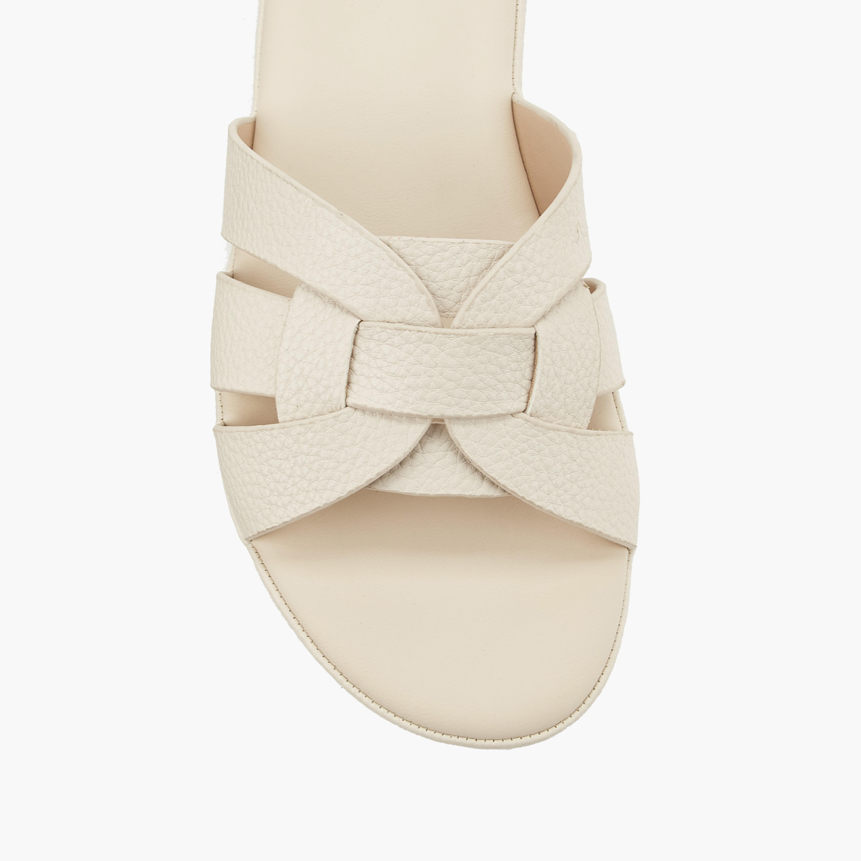 صندل بارز الملمس وسهل الارتداء للنساء من لو كونفورت-women-shoes-sandals-flats-image-4