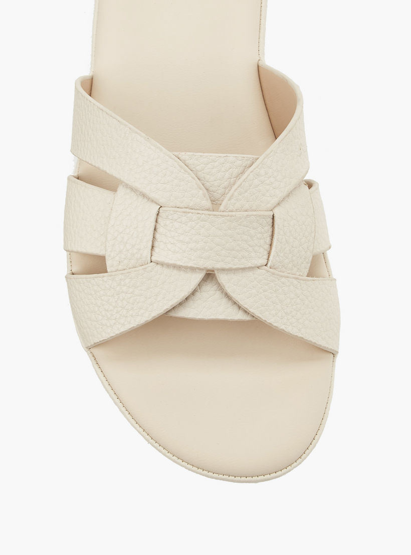 صندل بارز الملمس وسهل الارتداء للنساء من لو كونفورت-women-shoes-sandals-flats-image-4