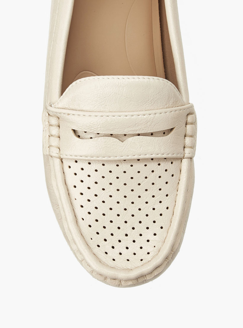 حذاء سهل الارتداء بنعل محبب وتفاصيل مثقبة للنساء من لو كونفورت-women-shoes-loafersandmoccasins-image-4