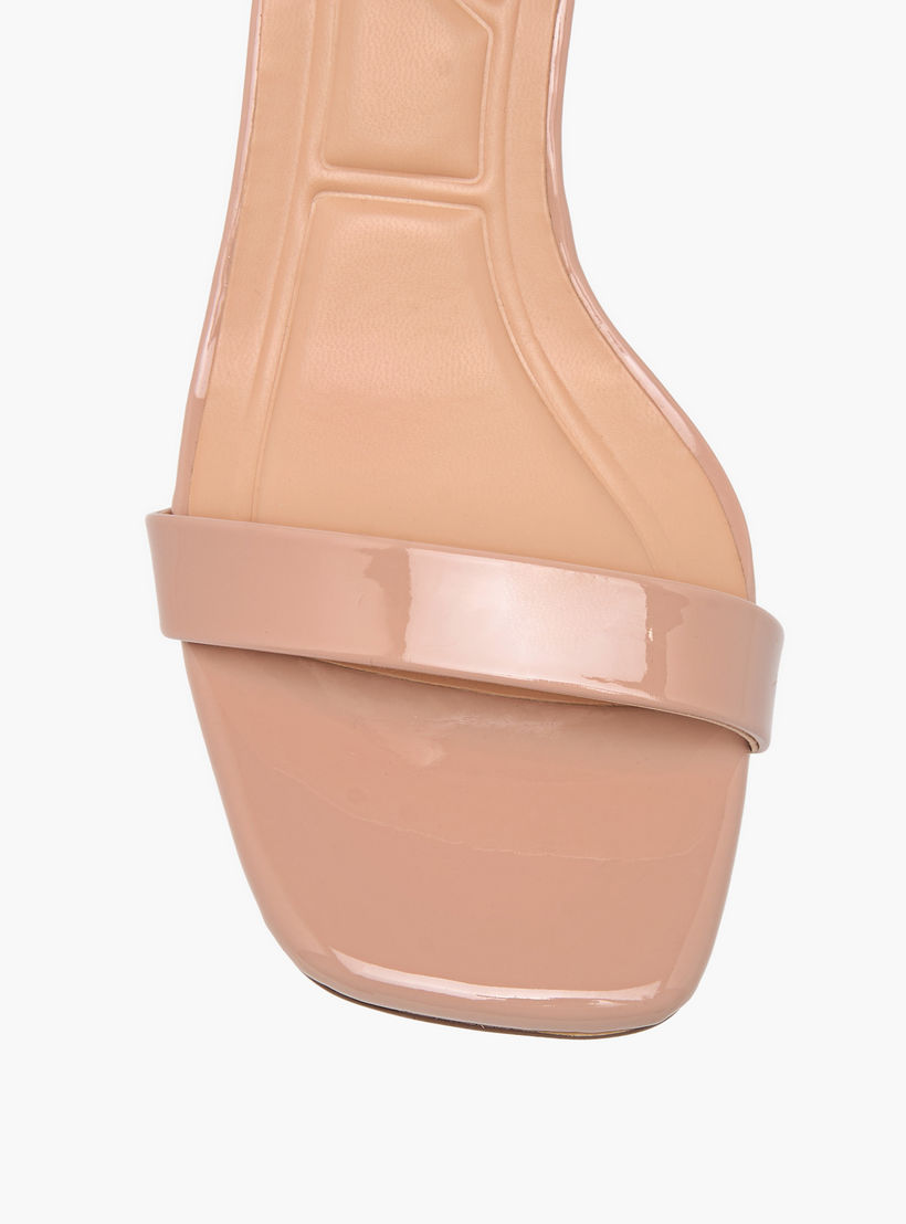 صندل سادة بكعب سميك وإبزيم إغلاق للنساء من سيليست-women-shoes-sandals-heeled-image-4