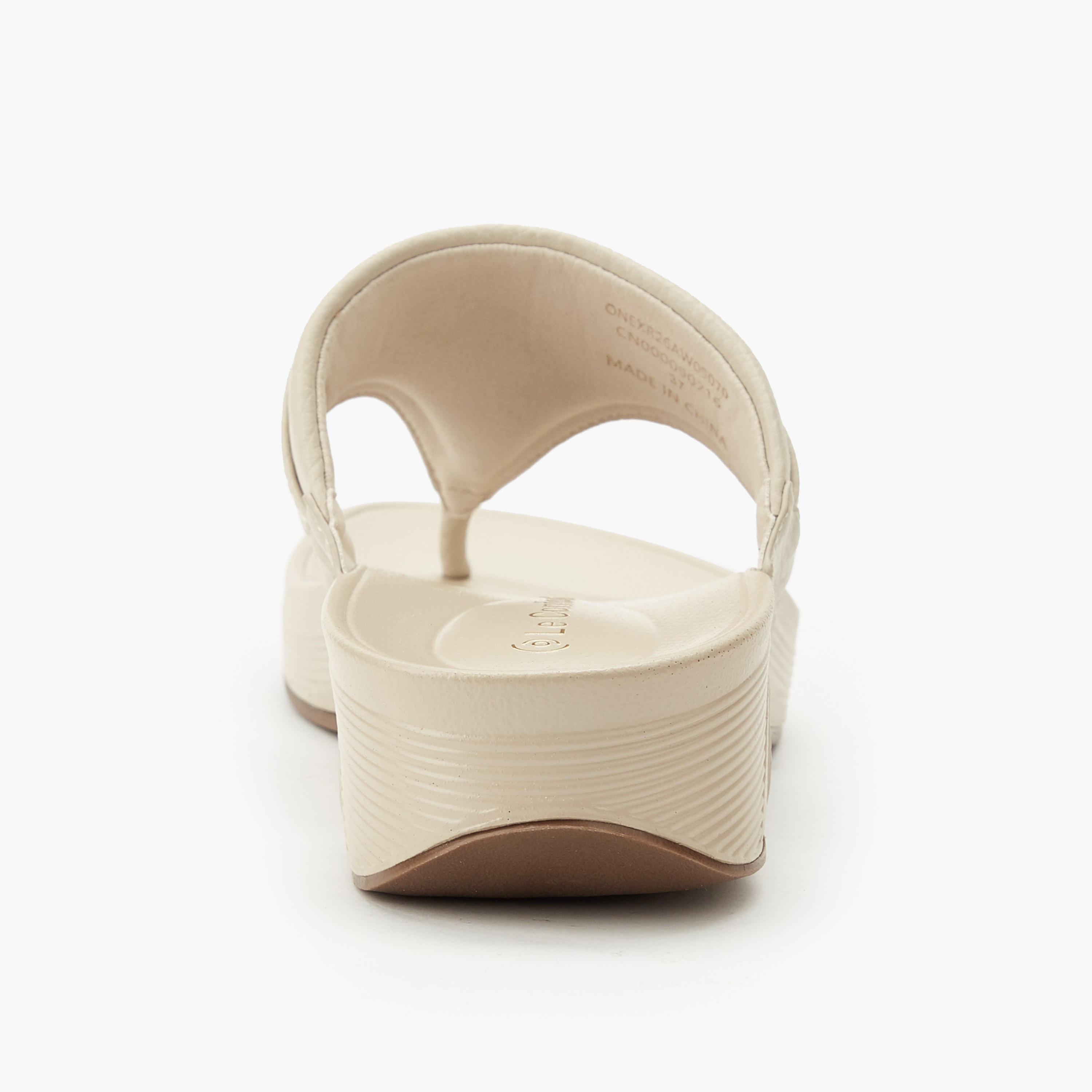 صندل بإصبع وتفاصيل سلسلة للنساء من لو كونفورت-women-shoes-sandals-flats-image-5