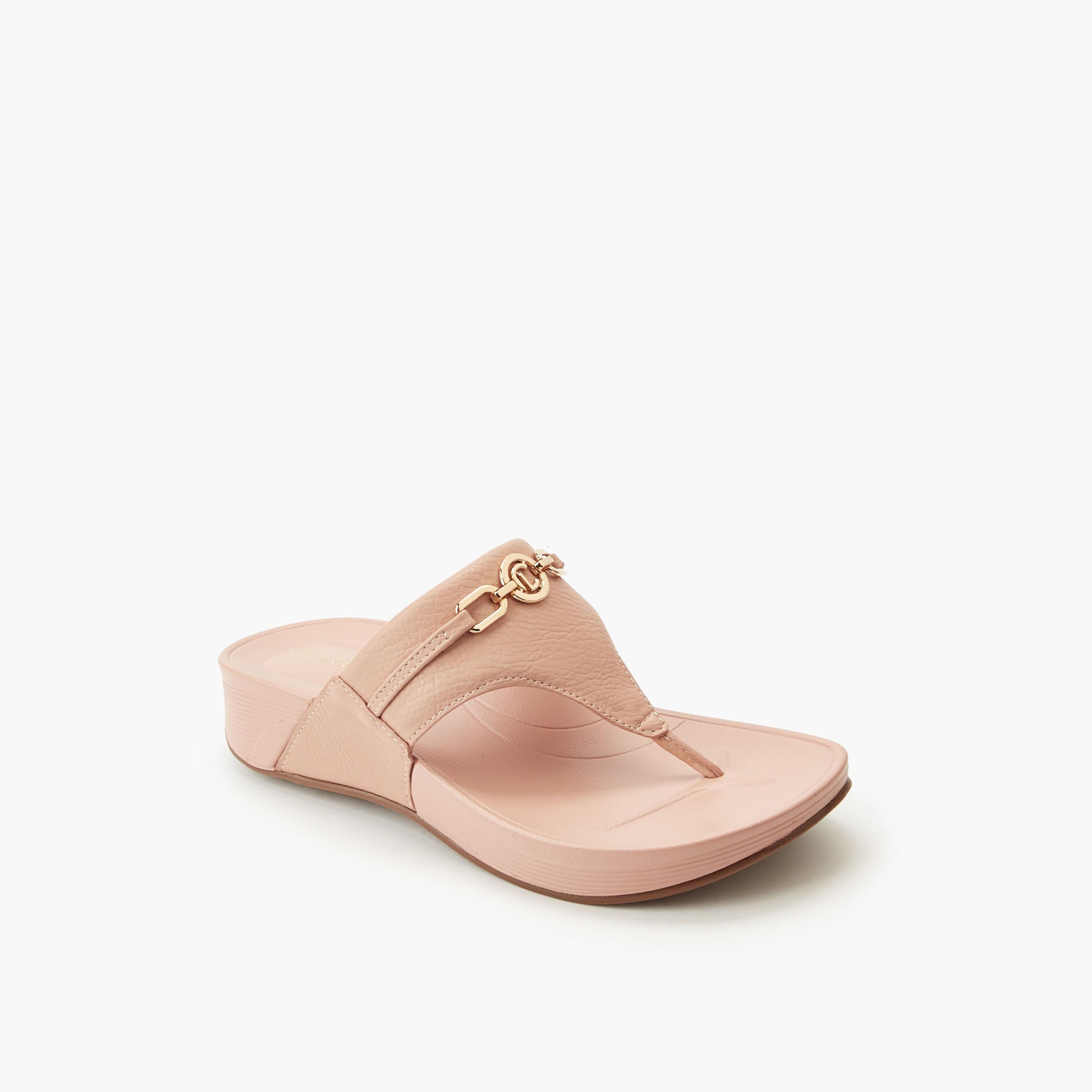 صندل بإصبع وتفاصيل سلسلة للنساء من لو كونفورت-women-shoes-sandals-flats-image-2