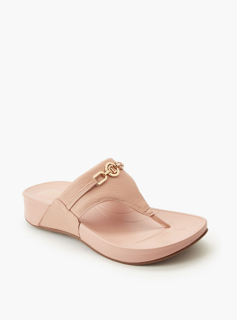 صندل بإصبع وتفاصيل سلسلة للنساء من لو كونفورت-women-shoes-sandals-flats-image-2