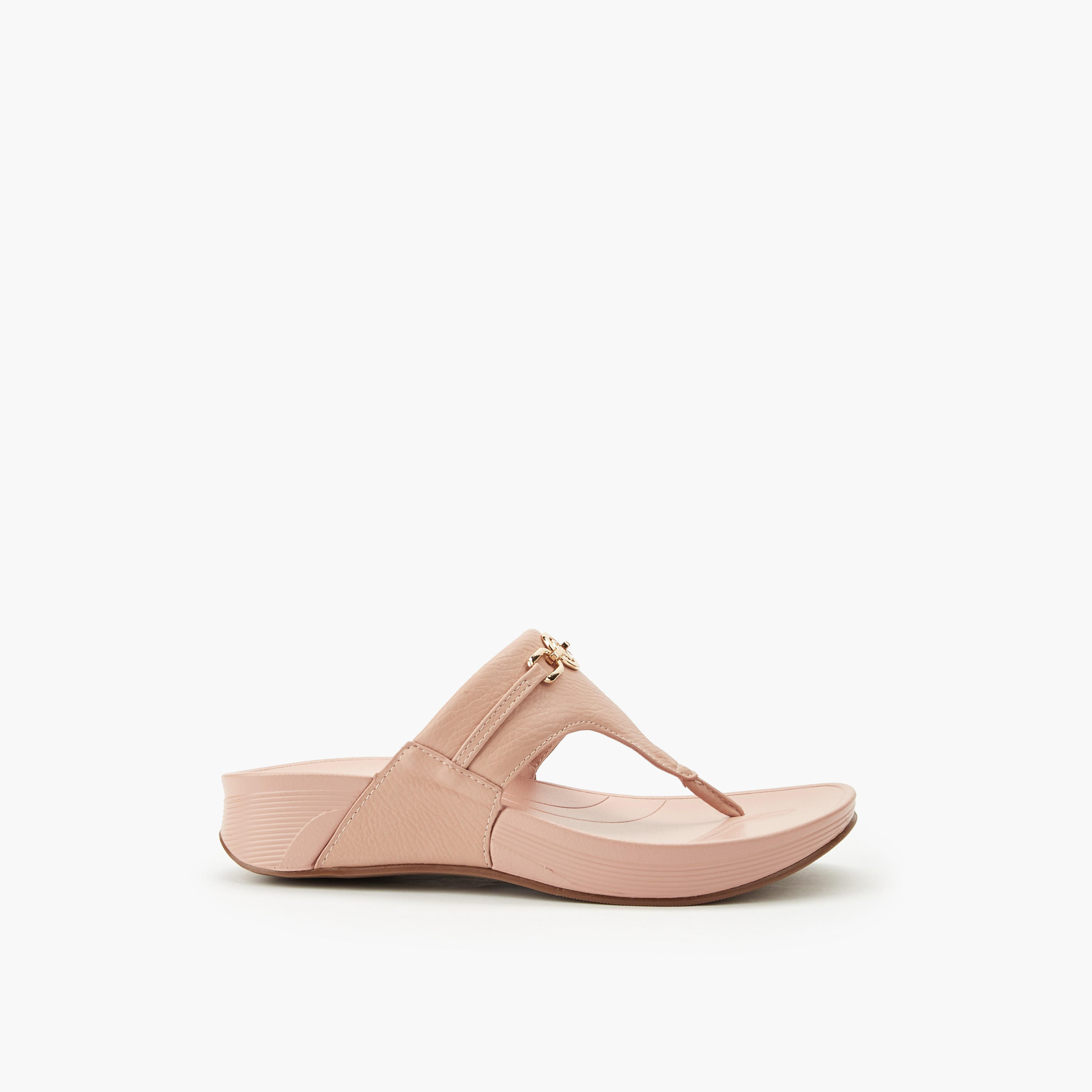 صندل بإصبع وتفاصيل سلسلة للنساء من لو كونفورت-women-shoes-sandals-flats-image-3