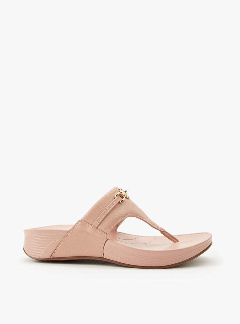 صندل بإصبع وتفاصيل سلسلة للنساء من لو كونفورت-women-shoes-sandals-flats-image-3