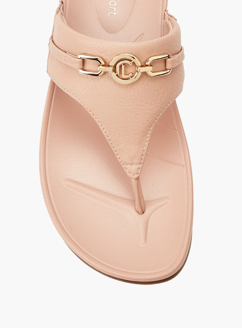 صندل بإصبع وتفاصيل سلسلة للنساء من لو كونفورت-women-shoes-sandals-flats-image-4