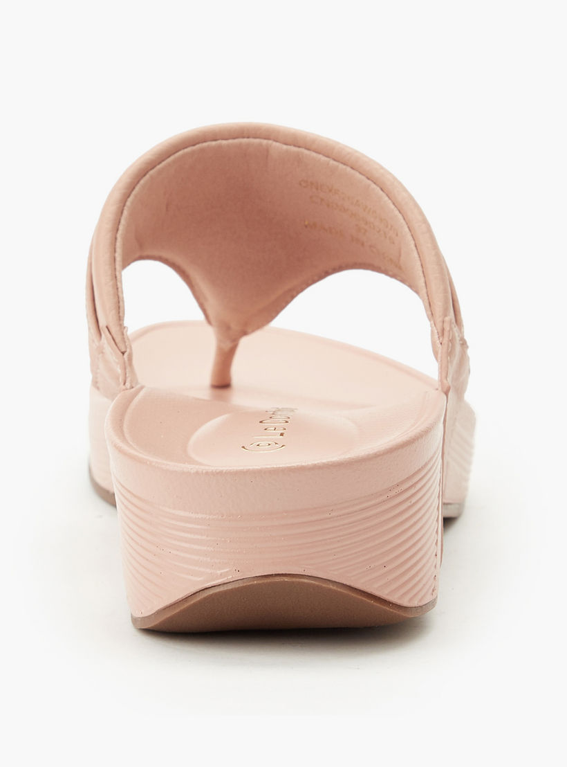 صندل بإصبع وتفاصيل سلسلة للنساء من لو كونفورت-women-shoes-sandals-flats-image-5