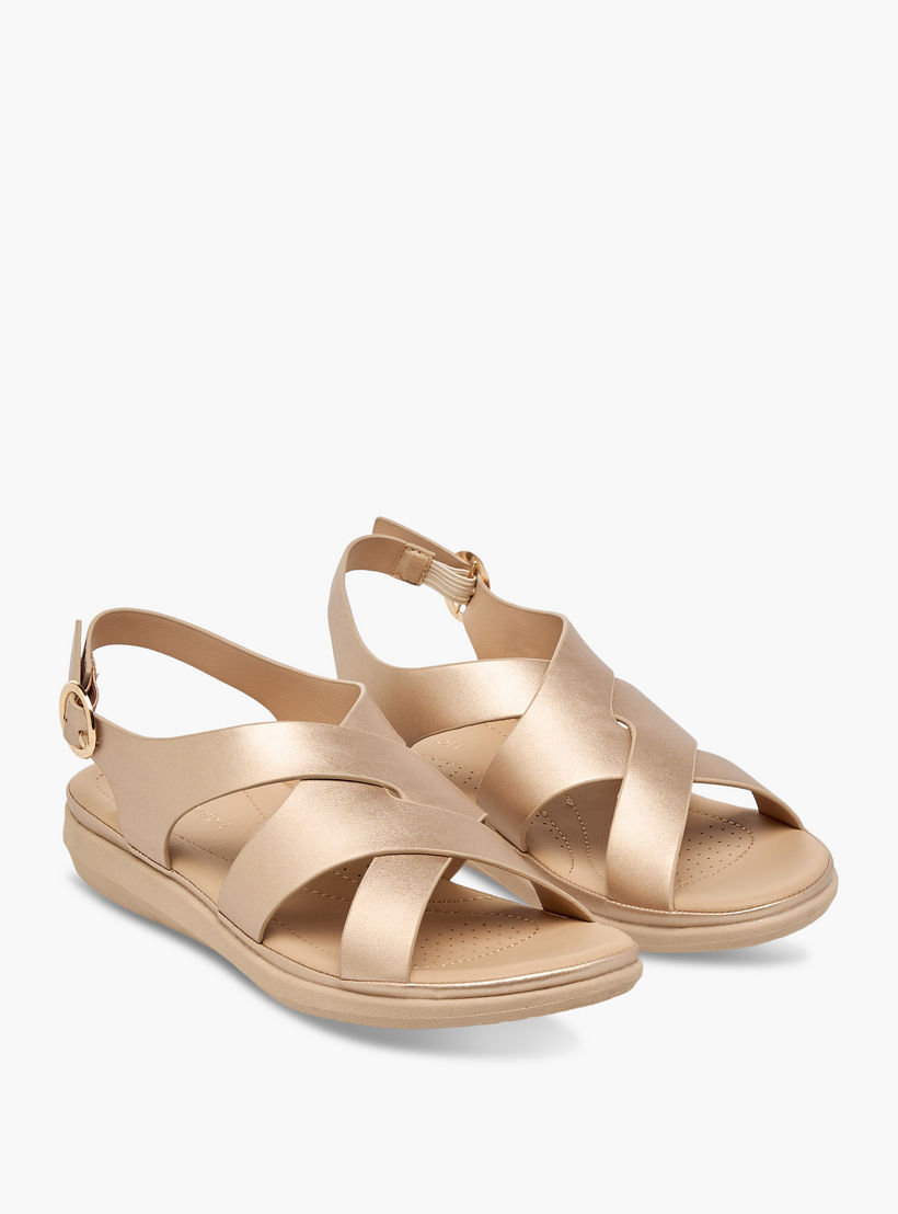 صندل مريح سادة بأحزمة متقاطعة وإبزيم إغلاق من لو كونفورت-women-shoes-flats-sandals-image-1